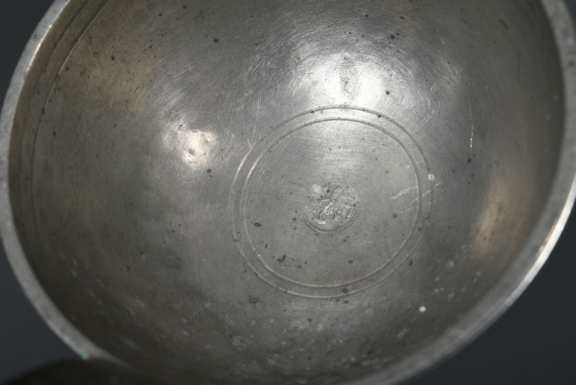 Large Lübeck pewter plate with a striped rim (Ø 36cm), on the reverse with engraved owner's mark "J - Image 6 of 8
