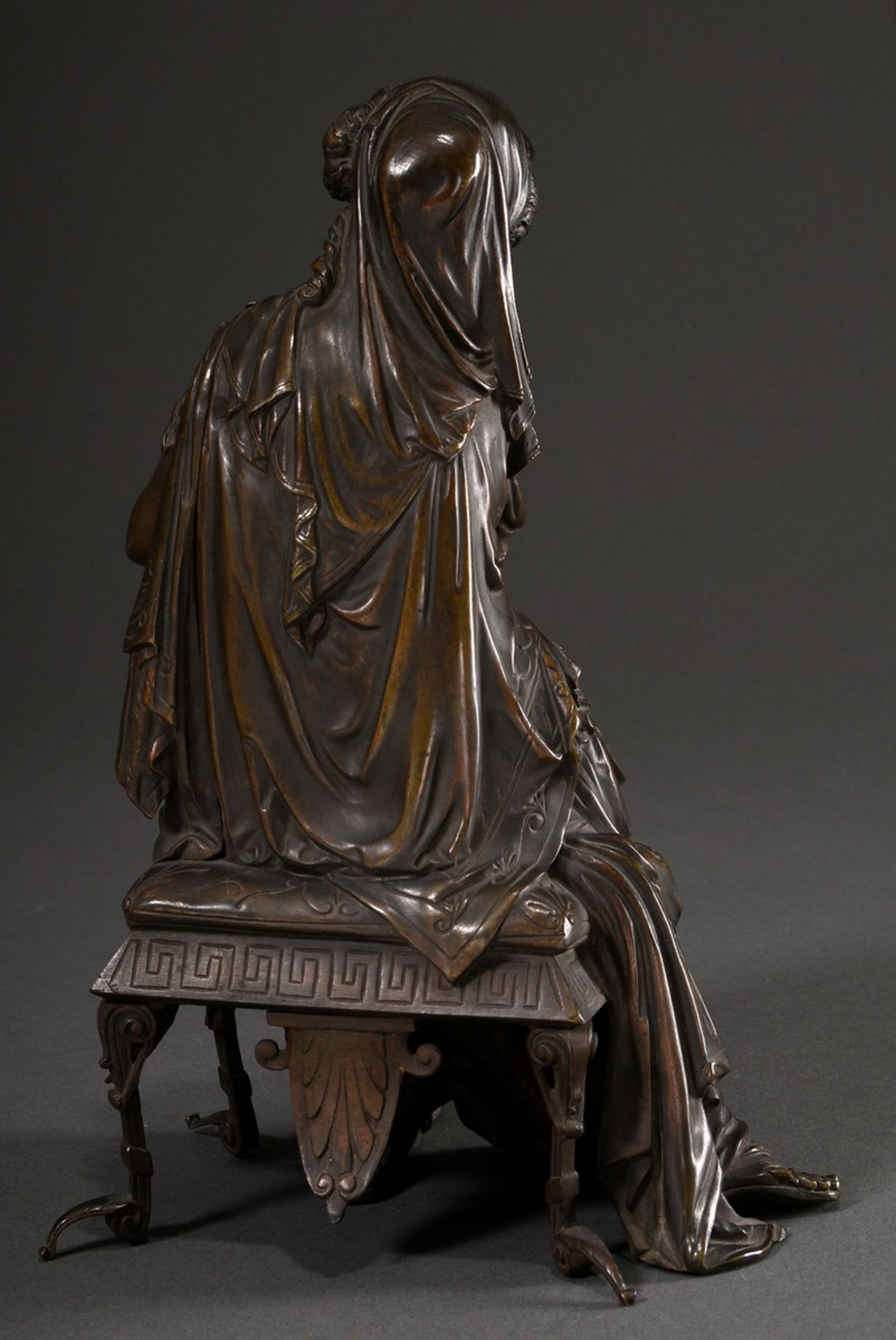 Antikisierende Historismus Figur "Sitzende Frau mit Krug", Bronze mit schöner Patina, um 1870/1880, - Bild 3 aus 7