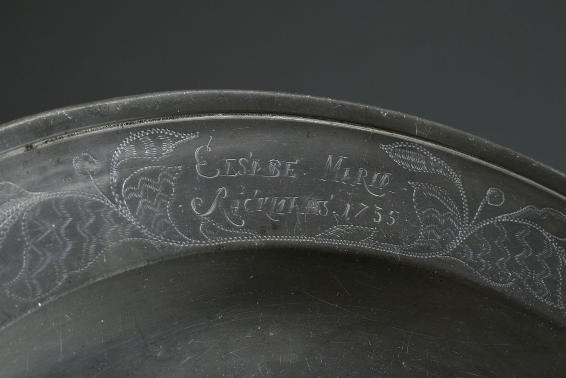 Large North German pewter plate from the estate of Elsabe Maria Rickmans with floral engraving and - Image 5 of 5