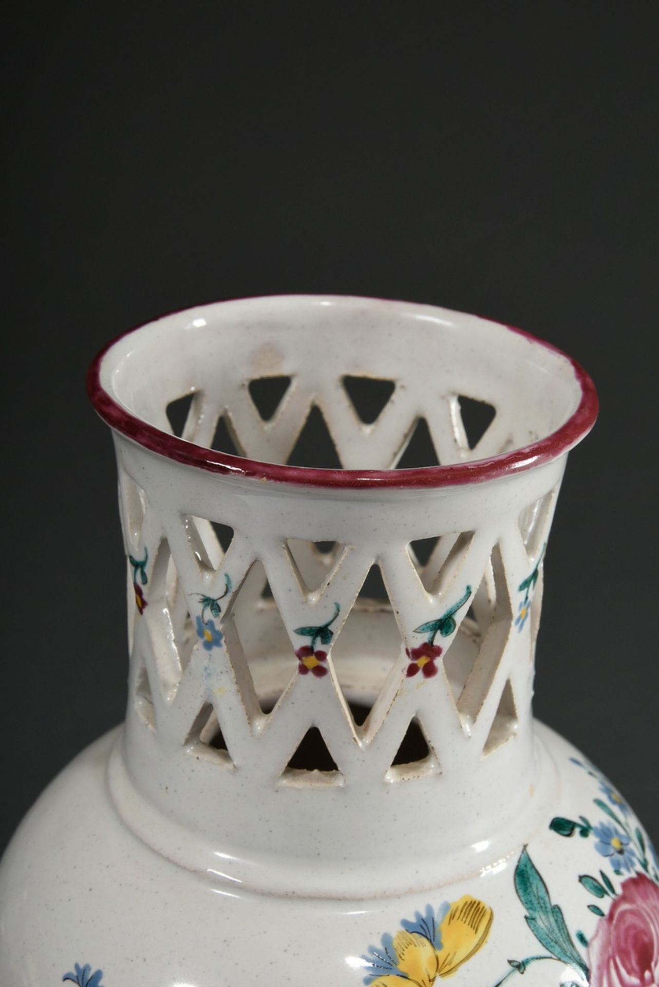 Glinitzer Vase mit Gitterrand über Balusterkorpus, Fayence weiß glasiert mit polycromer Muffelfarbe - Bild 3 aus 4