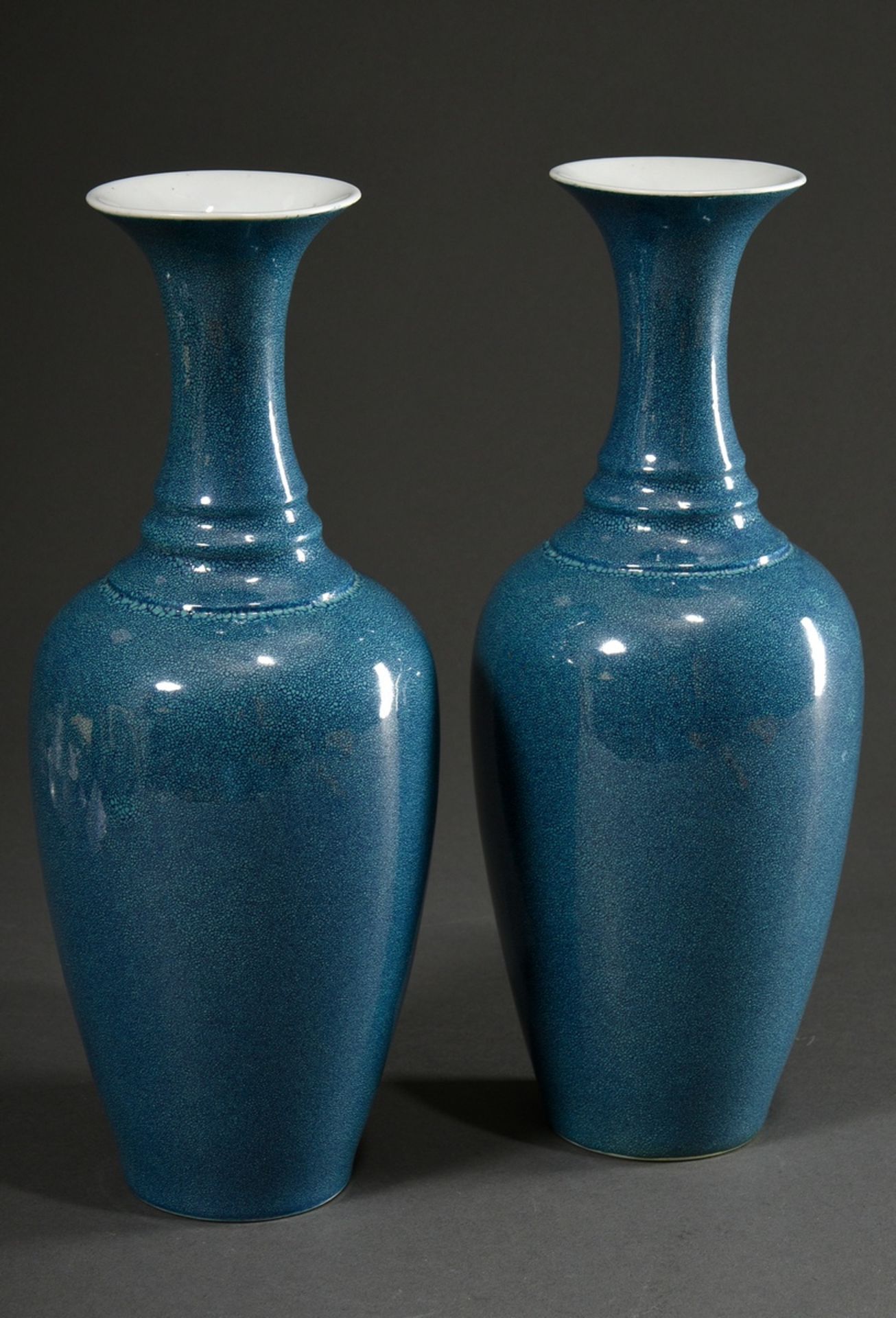 Paar schlanke Balustervasen "Laifu Zun", sog. Drei Schnüre-Vase mit Robin’s Egg Glasur, unterglasur - Bild 2 aus 7