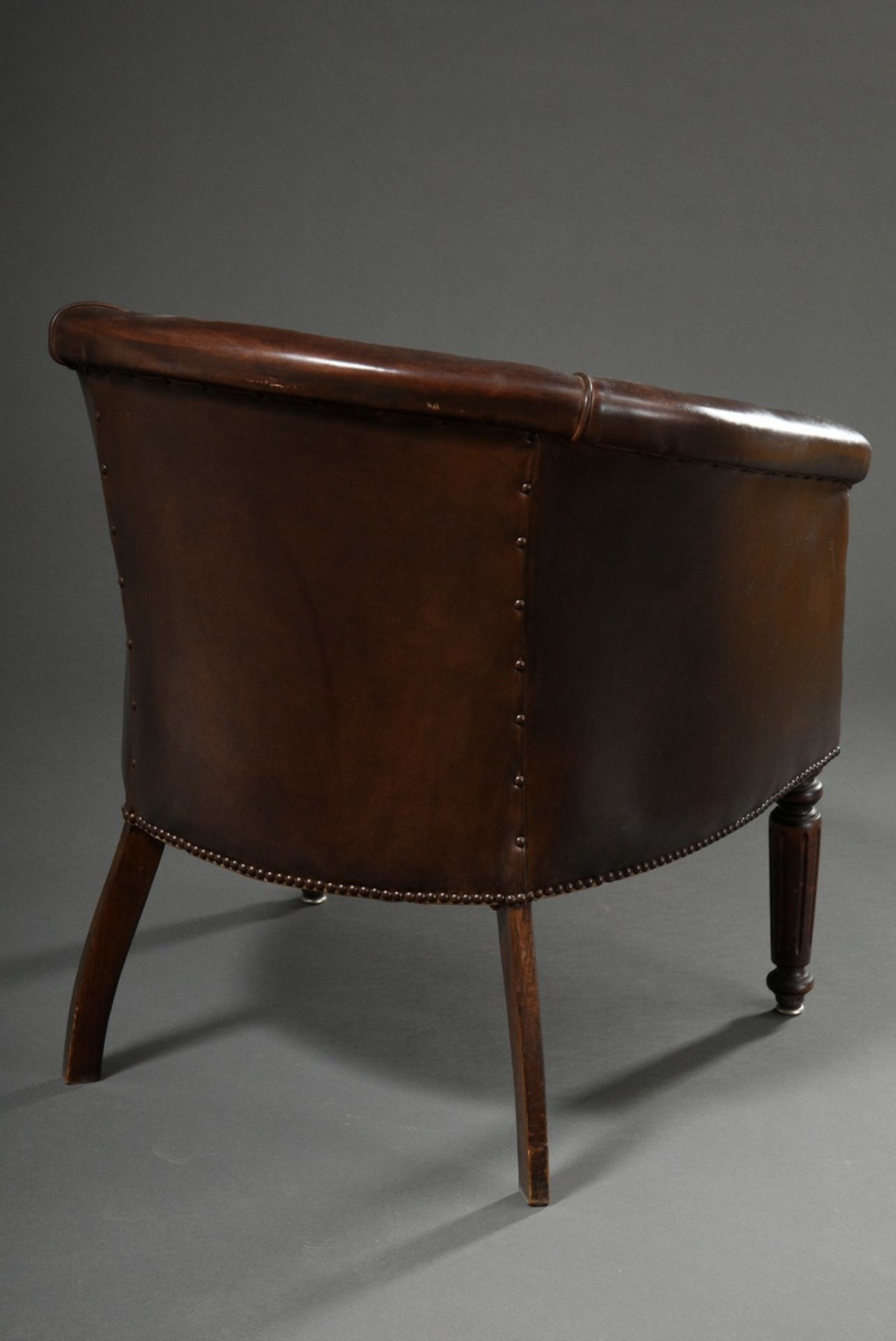 Dark brown leather club armchair with semi-circular backrest and fluted front legs, removable cushi - Image 2 of 3