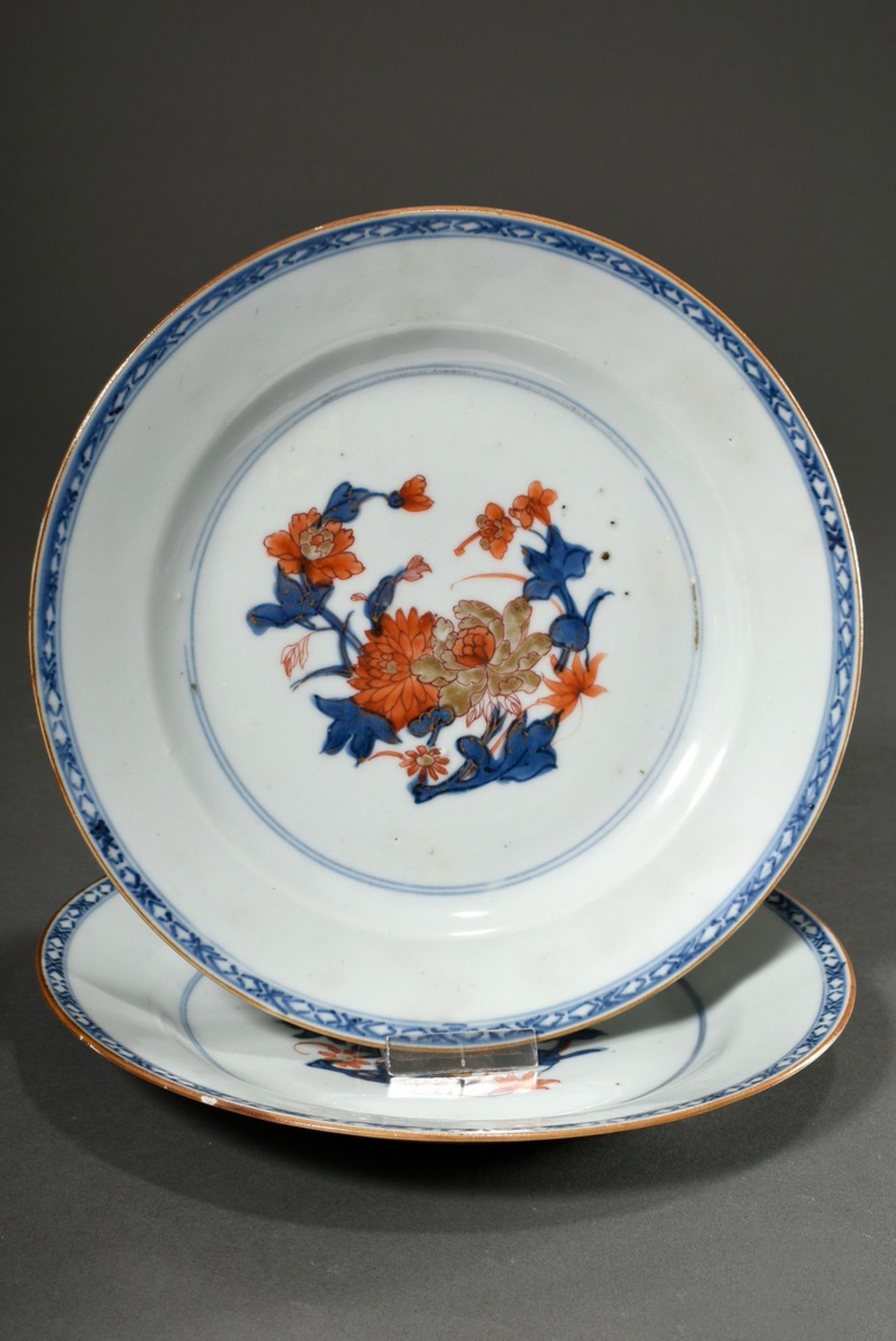 2 Chine de Commande plates with "Imari flower decoration" in blue painting, iron red and gold, Chin