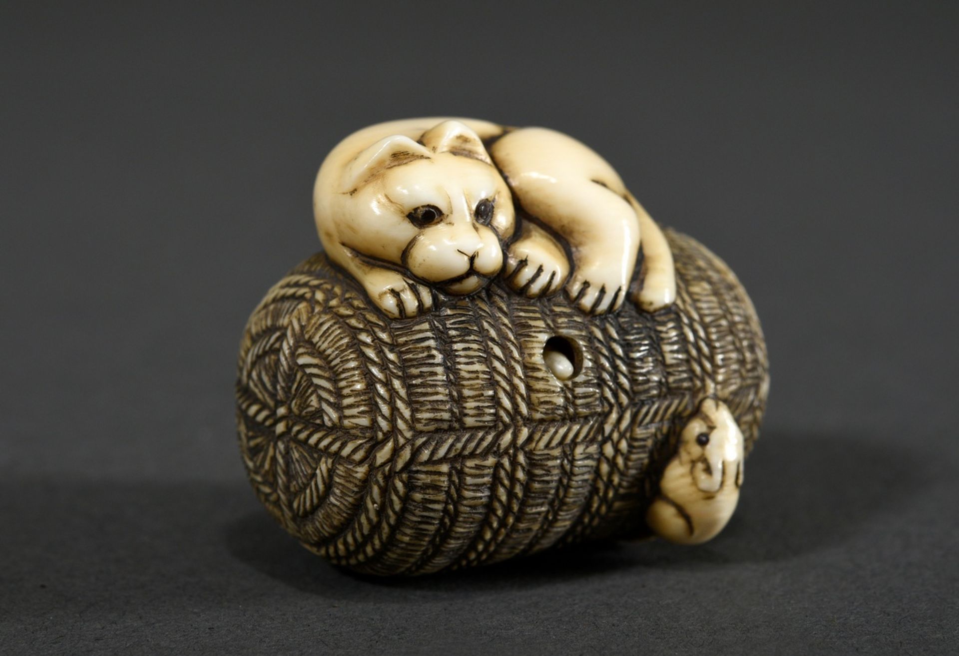 Ivory netsuke "Cat and rat on rice straw bale" with movable mouse, l. 3,6cm, permit according to ar