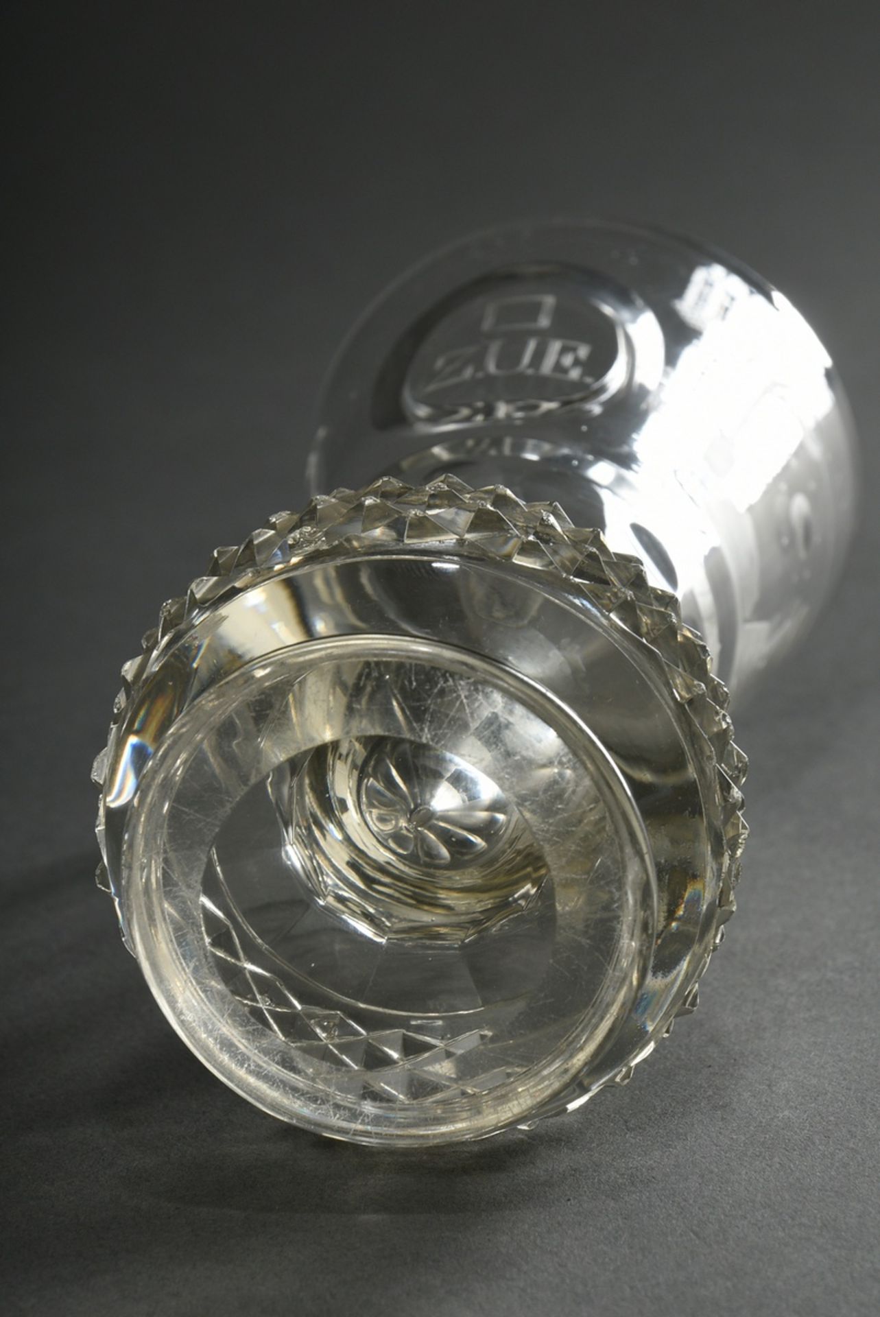 Masonic glass with inscription "Z.U.E." (Zur Unverbrüderlichen Einigkeit) in a medallion and rich s - Image 4 of 4