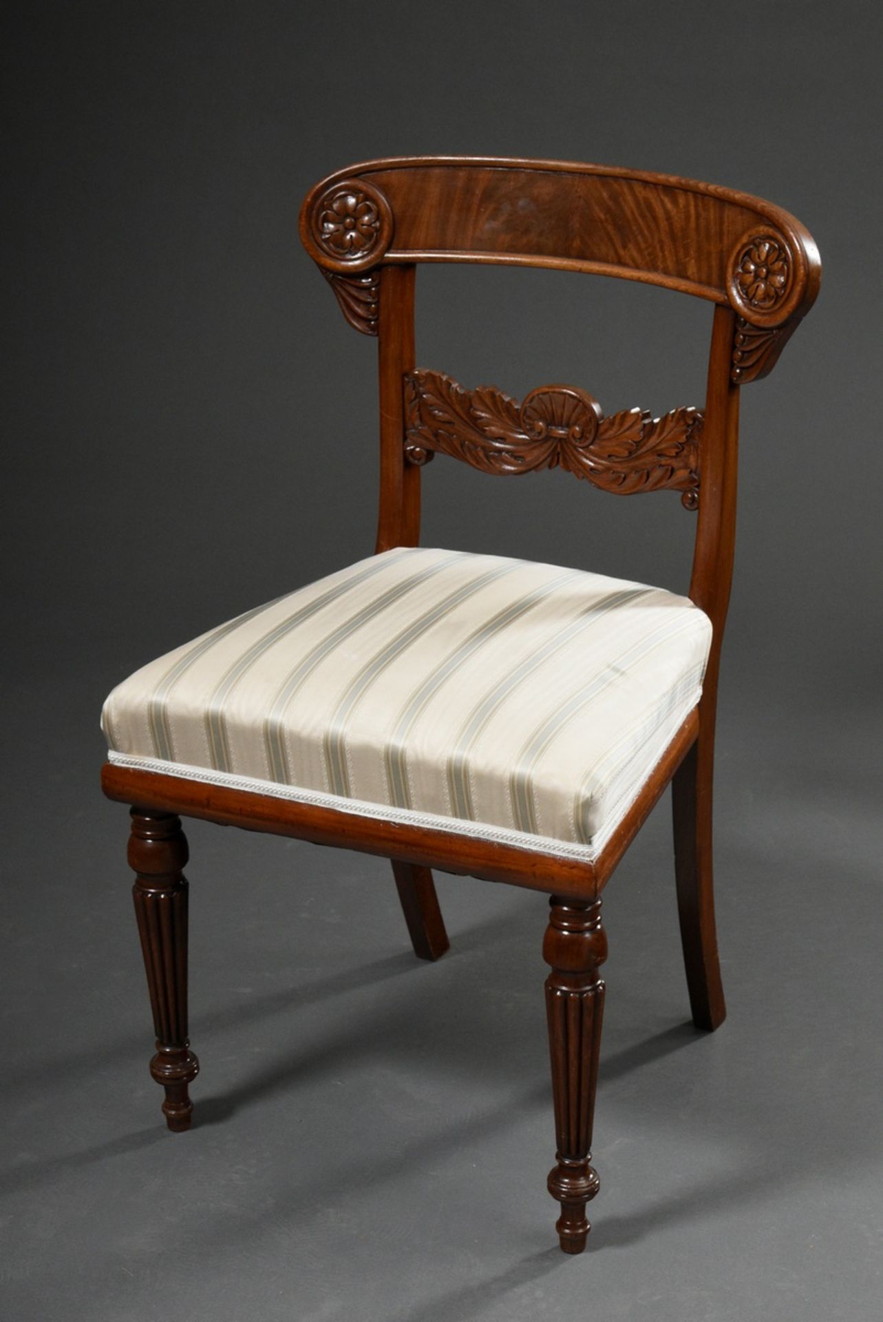 6 Biedermeier chairs with richly carved frame: back board with acanthus leaves and shell motif, sco - Image 3 of 5