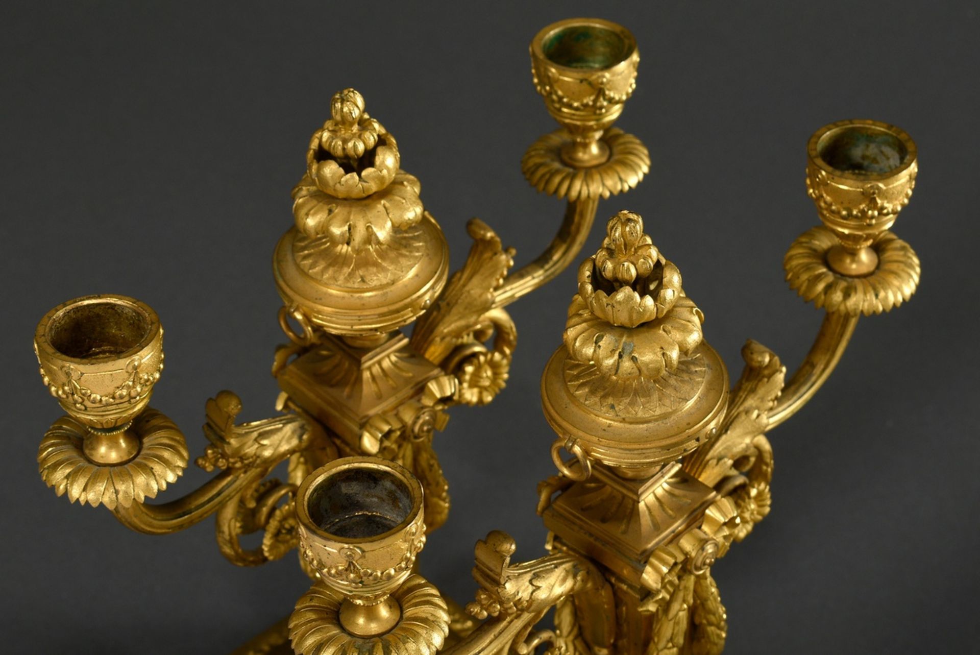 2 Feuervergoldete Bronze Girandolen im Louis XVI Stil in feinster Ausführung, Sockelornamente aufge - Bild 4 aus 5