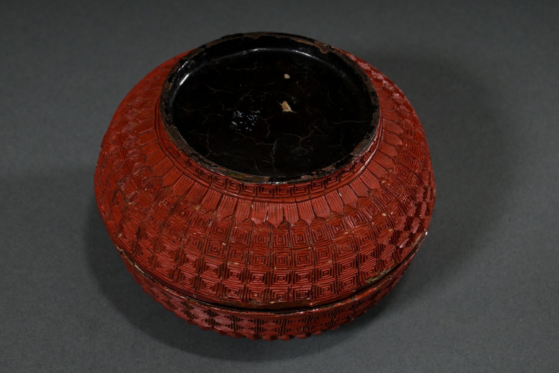 4 Various red carved lacquer objects: small round paper mache lidded box "Three playing children" ( - Image 9 of 19