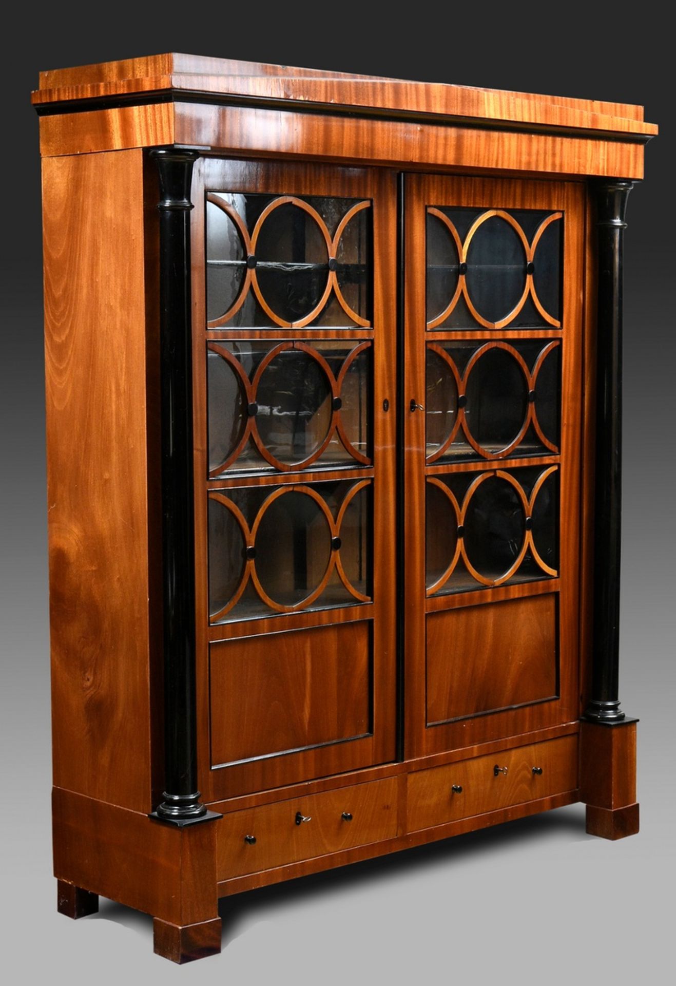 Large Biedermeier bookcase with lateral solid columns and circular bracing on the doors, 4 loose sh