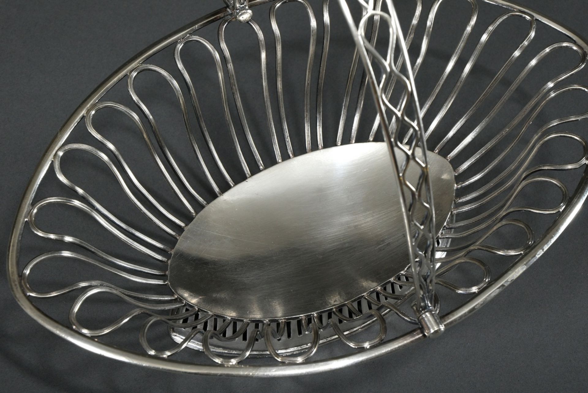 Classic silver basket with openwork hinged handle in simple façon, early 19th century, MM: B in dou - Image 2 of 5