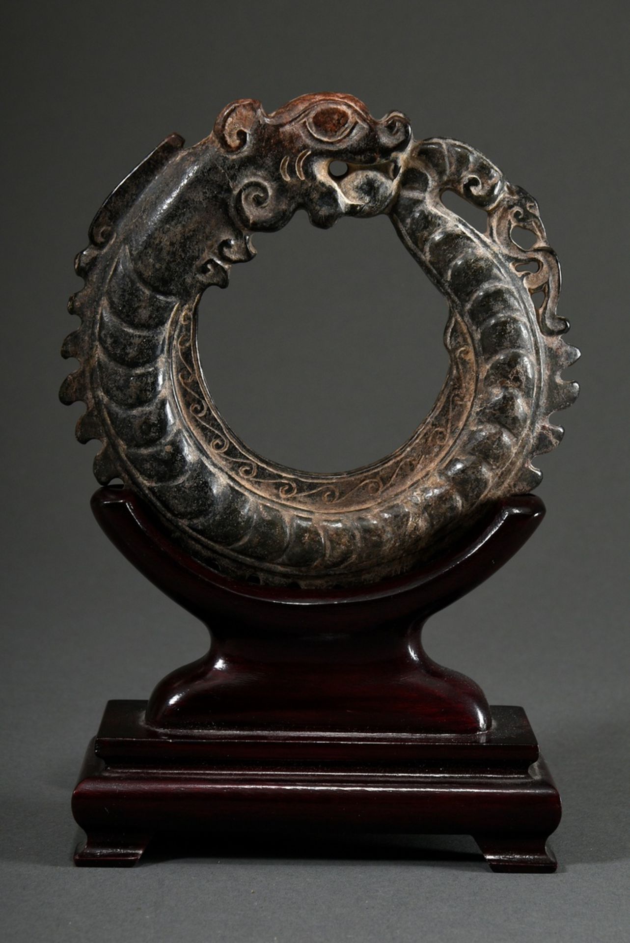 Dark jade carving "Round-laid dragon", powerfully stylised with jagged back and scales, wooden stan - Image 3 of 6