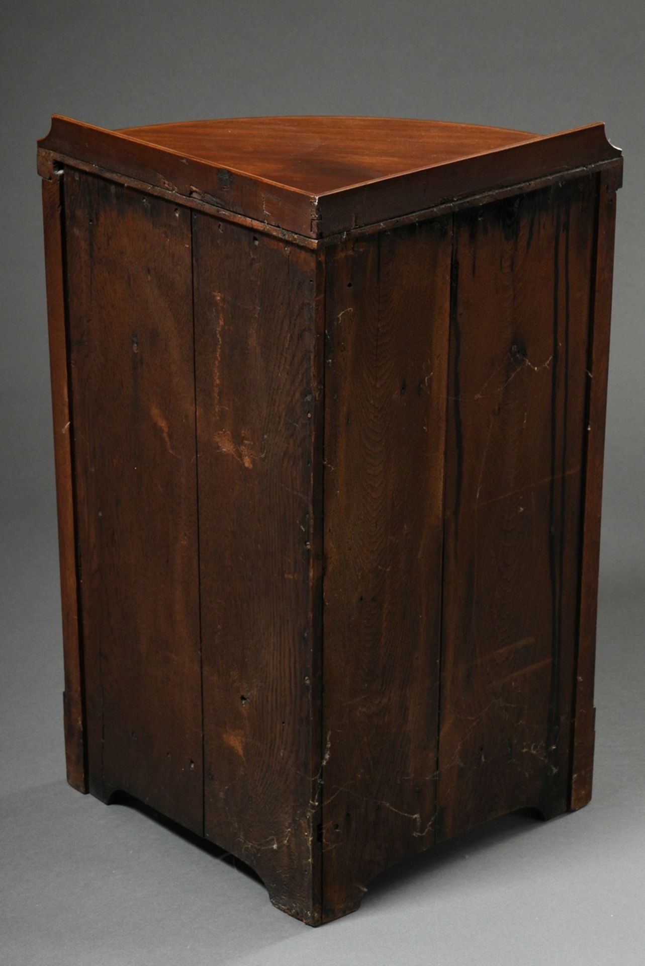 Small corner cupboard with rounded front, mahogany veneer with light inlays, England c. 1900, 82x62 - Image 5 of 5