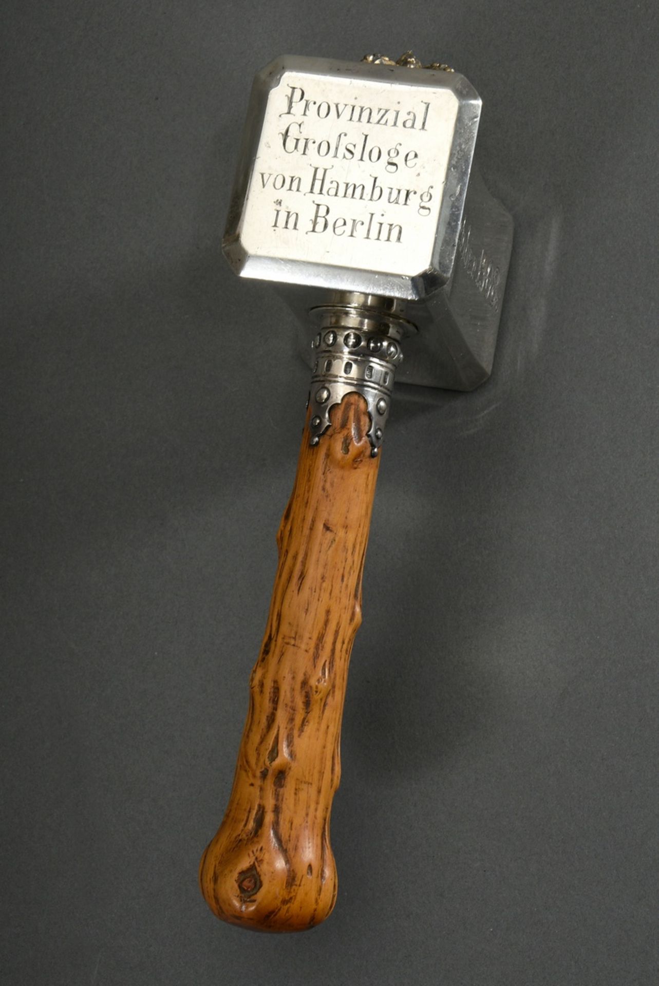 Important Masonic hammer with plastic imperial crown and wooden handle with branch hole trompe l'oe - Image 3 of 6
