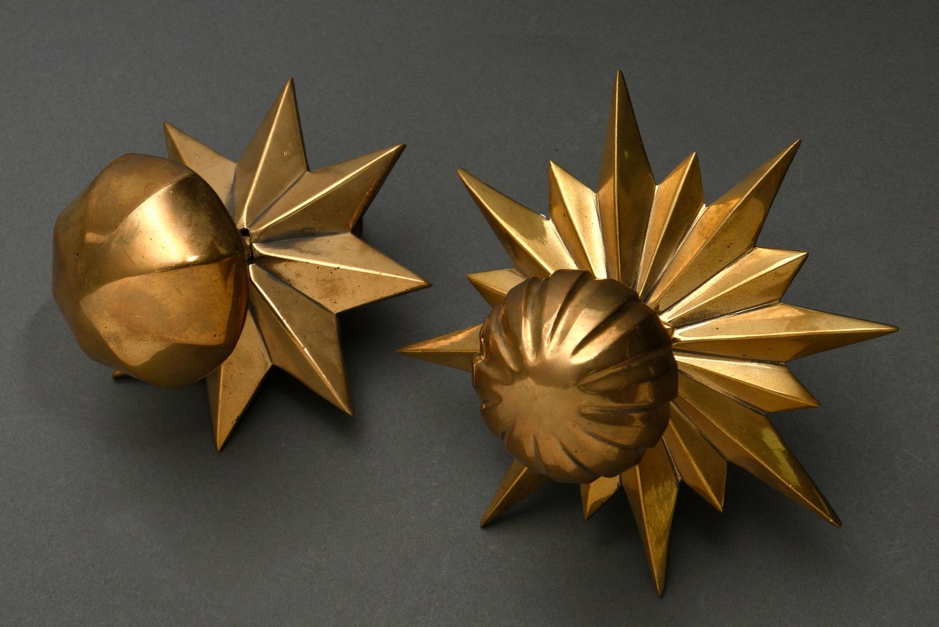 2 Various English brass door knobs with star-shaped mounts, c. 1900, Ø 14.5/18.5cm - Image 3 of 3