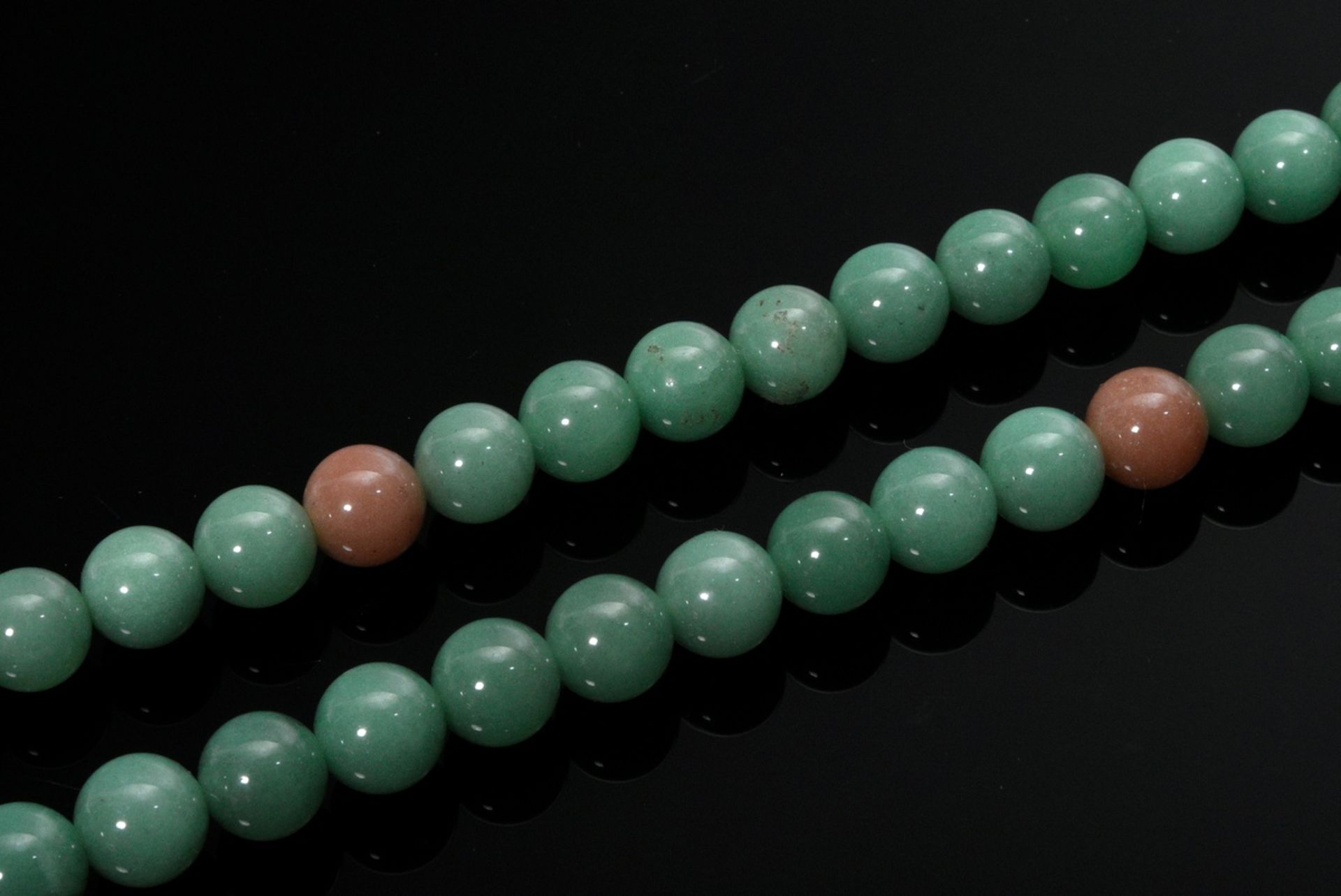 Jade "Mala" Gebetskette aus 108 grünen Perlen und 6 Deko-Elementen, L. 123cm, Ø 11mm - Bild 3 aus 3