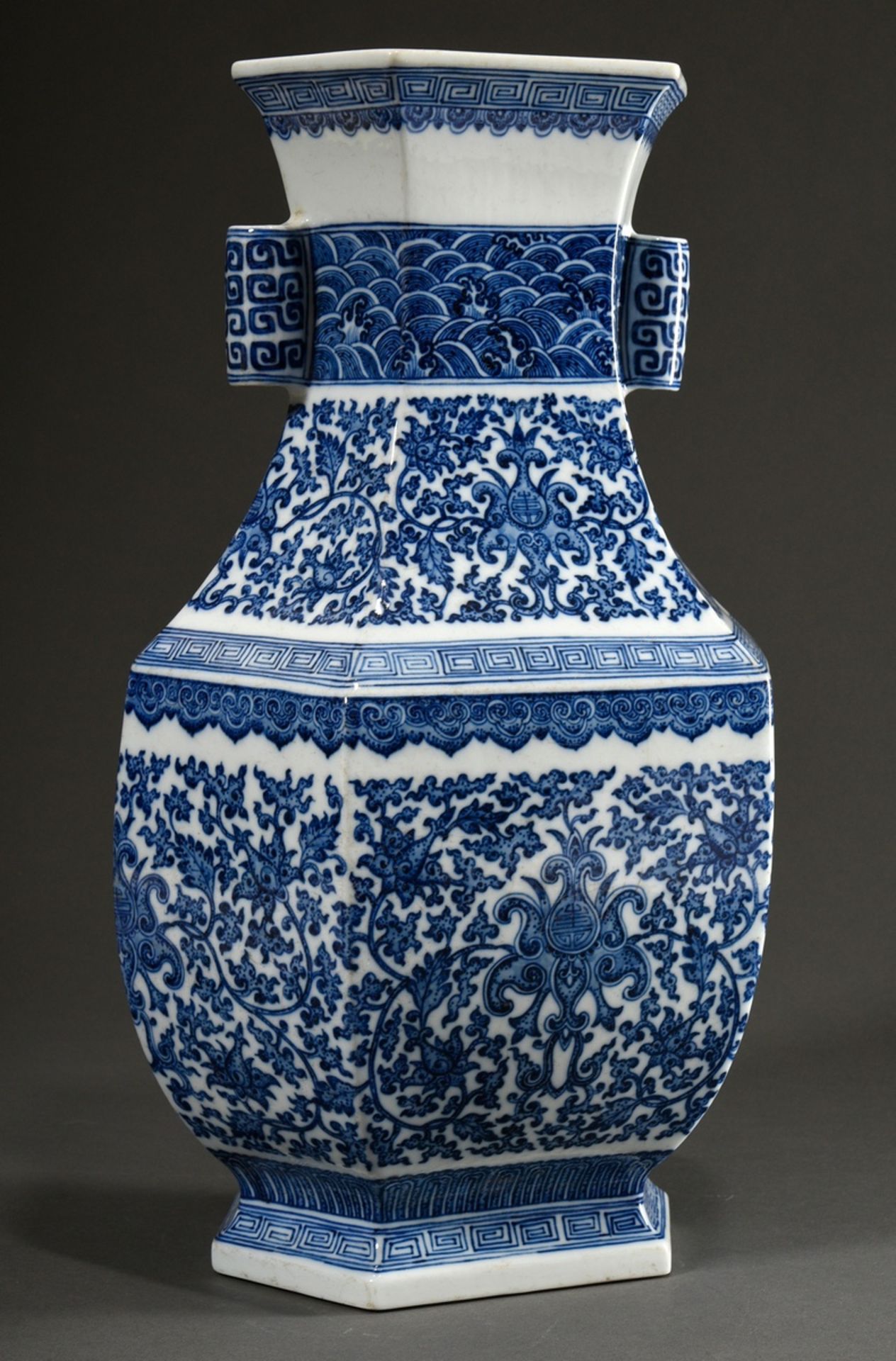Große 6-eckige Vase in Hu-Form mit feiner Blaumalerei "Lotosranken, Glückssymbole, Wellen und Mäand