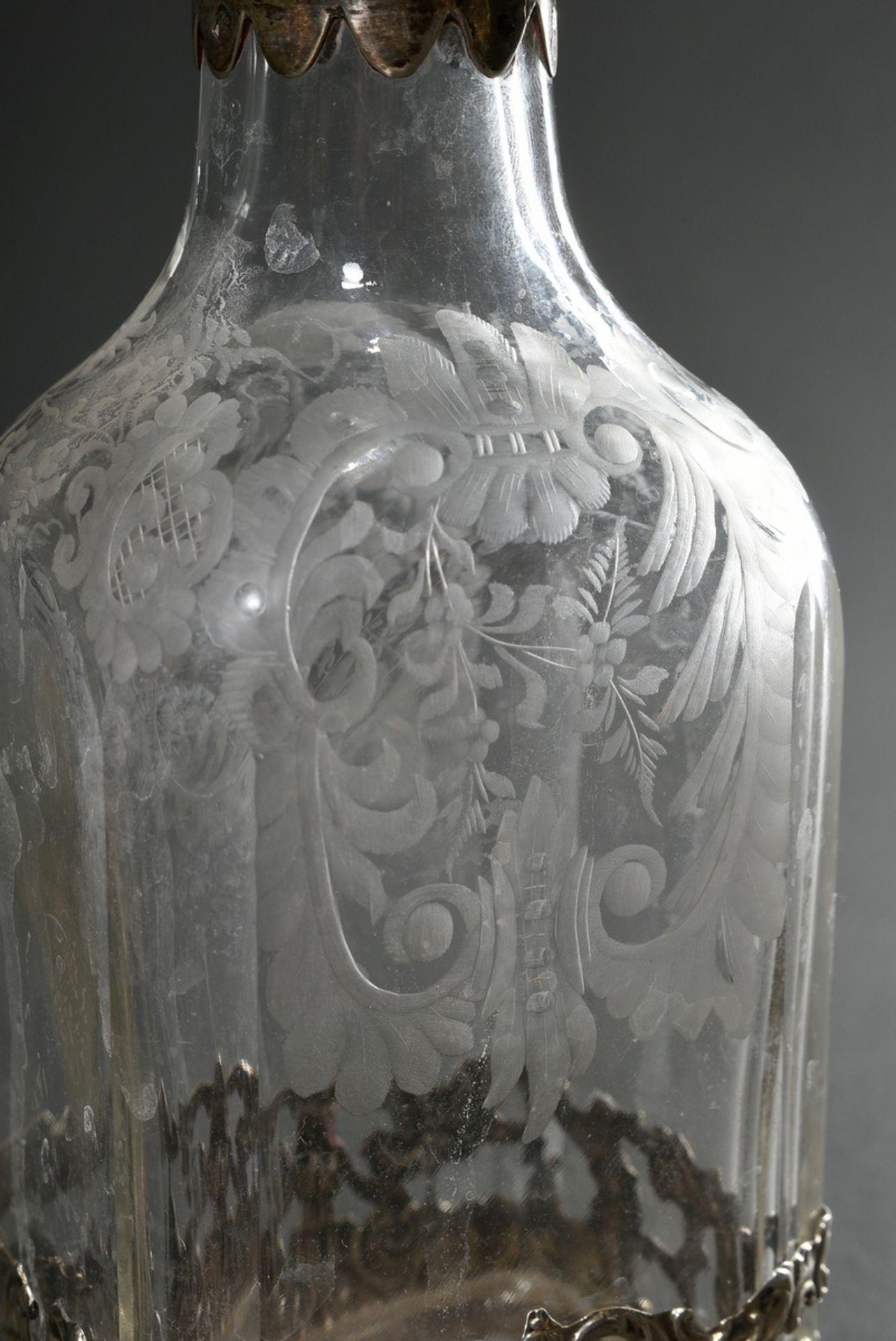 Small angular rum carafe with floral cut glass body in ornamental silver mounting and plastic cork  - Image 3 of 9