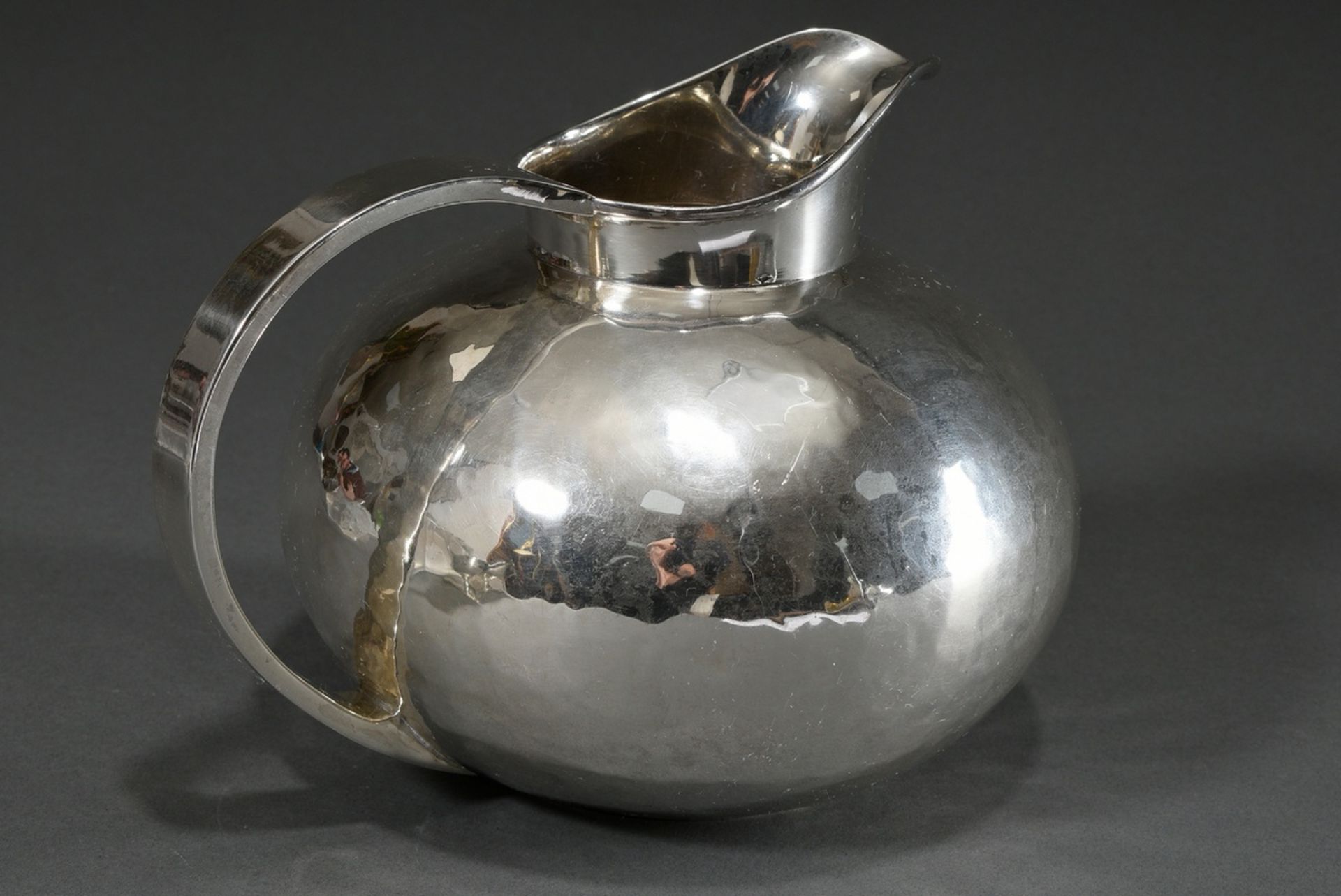 Art Deco Kugelkanne mit martelliertem Korpus, China um 1920/30, MZ: EC, Silber 935, 949g, H. 18cm,  - Bild 2 aus 5