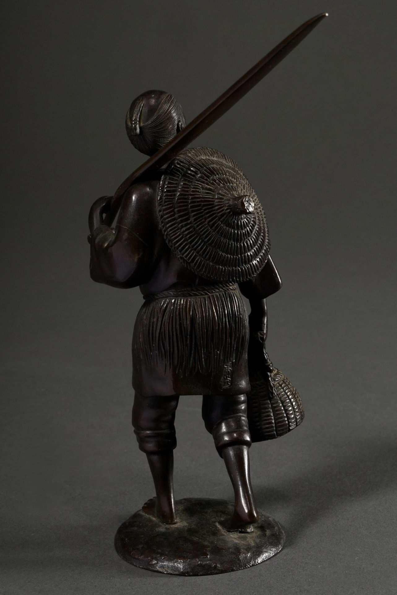 Small Japanese bronze "Fisherman", marked: Shûkô (Hidemitsu) kansei, Meiji period, around 1880, h. - Image 2 of 7