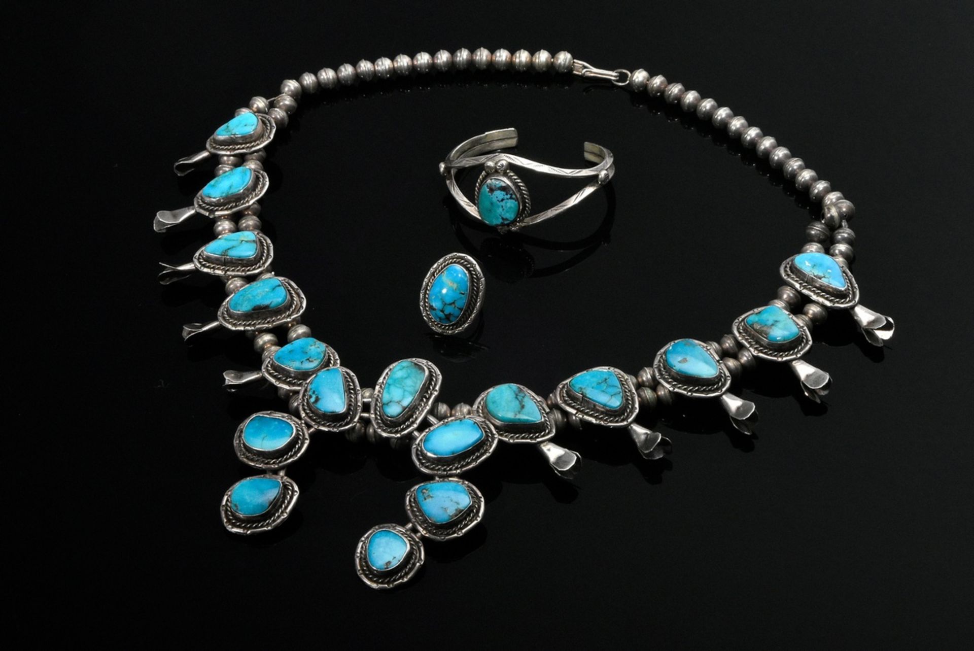 3 Diverse Teile Navajo Silber Schmuck: "Squash Blossom" Collier, zweisträngiges Exemplar mit 10 Blü - Bild 2 aus 4