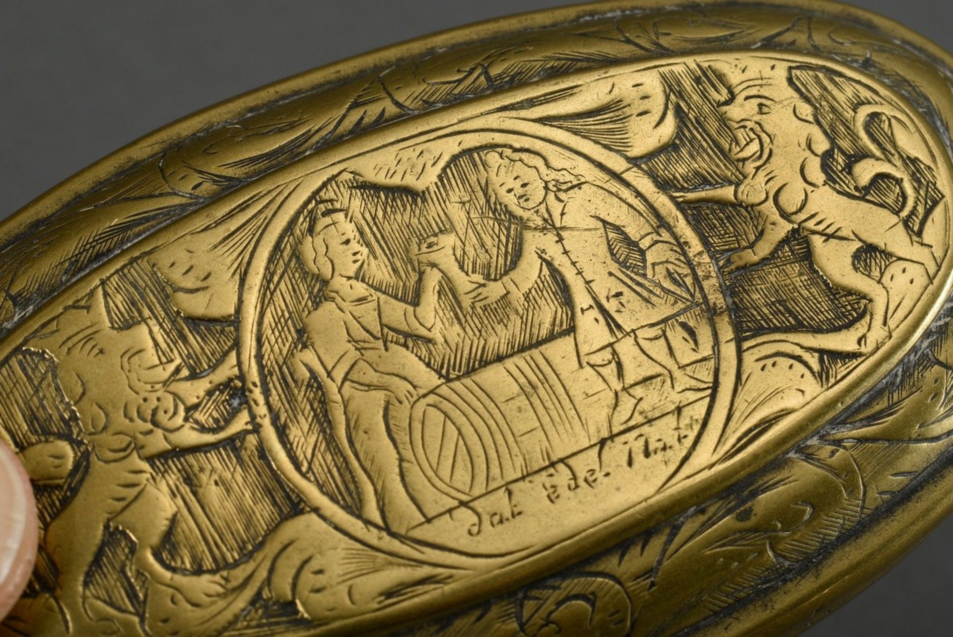 Oval Dutch snuff box with finely engraved scenes in tondi "Drinking couple" (inscribed: dat edel Na - Image 4 of 4