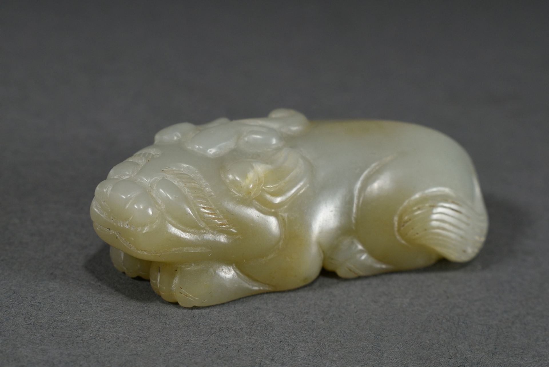 Fine celadon jade figure "Reclining Qilin" in Song style, China, l. 6cm