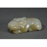 Feine Seladon-Jade Figur "Liegendes Qilin" im Song-Stil, China, L. 6cm