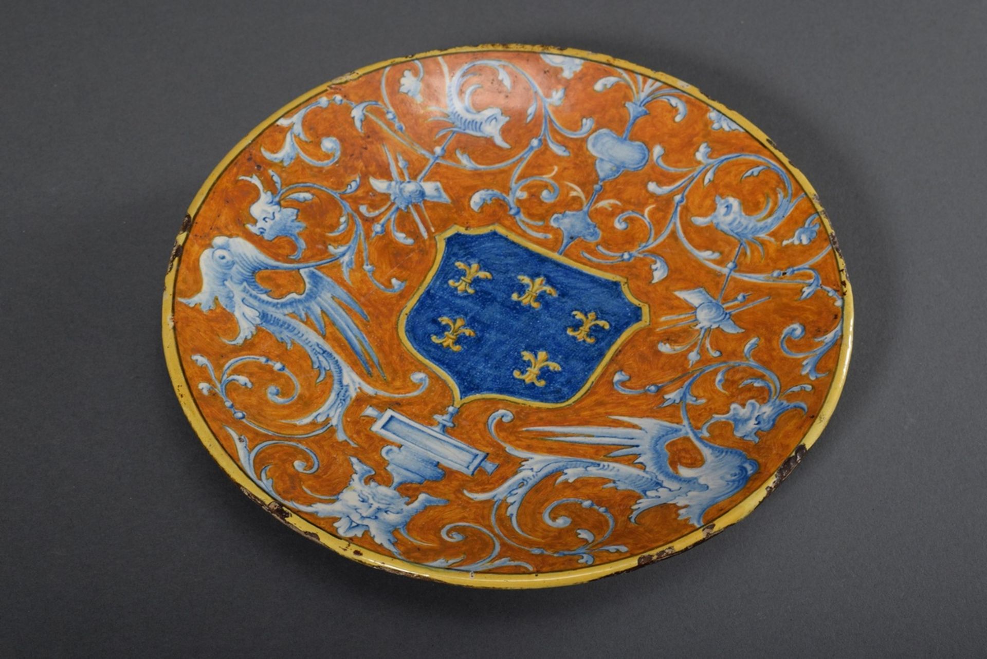 Italienischer Majolika Teller mit Groteskendekor und Wappenschild „Fünf Fleur-d-lis auf blauem Grun - Bild 2 aus 7