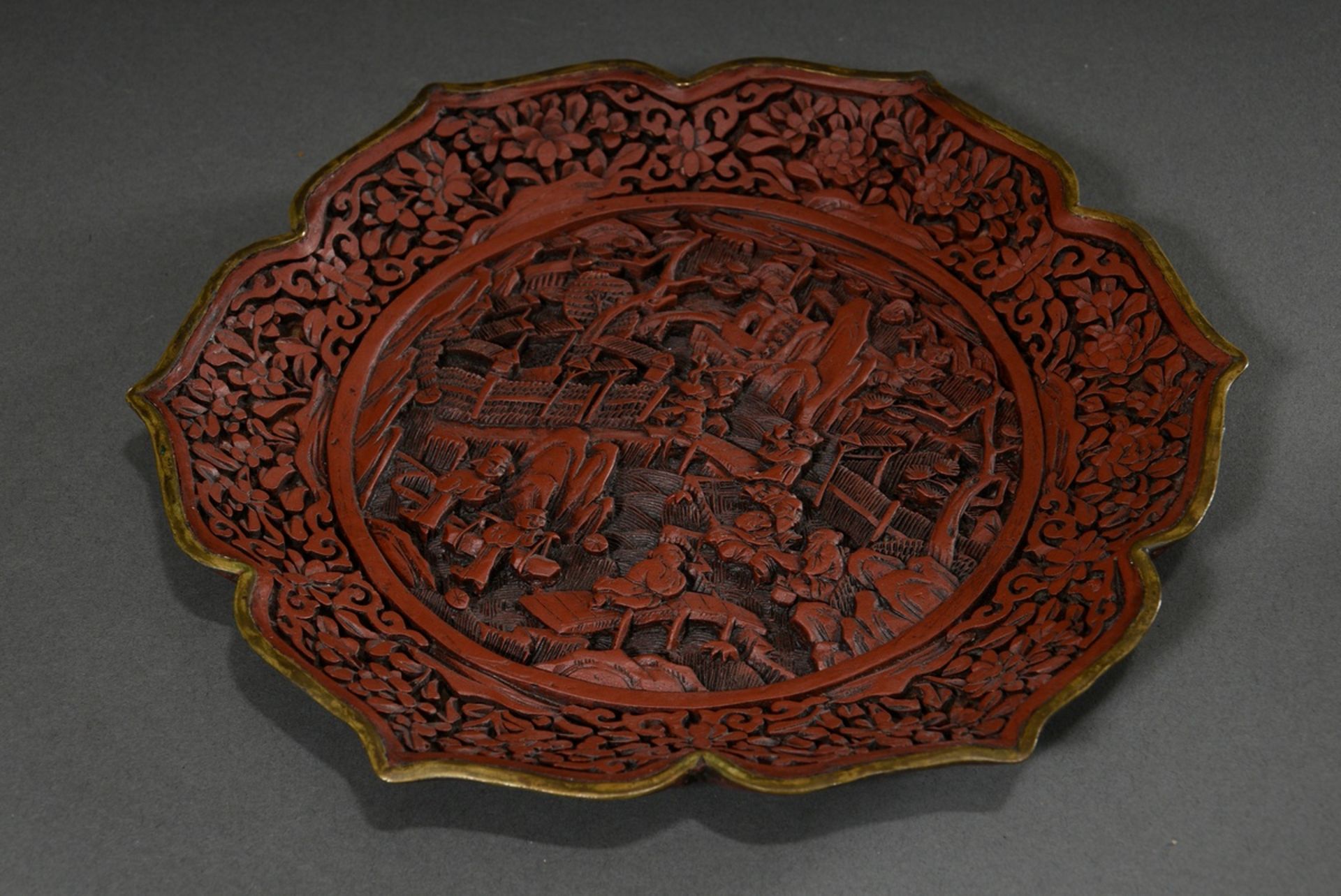 4 Various red carved lacquer objects: small round paper mache lidded box "Three playing children" ( - Image 3 of 19