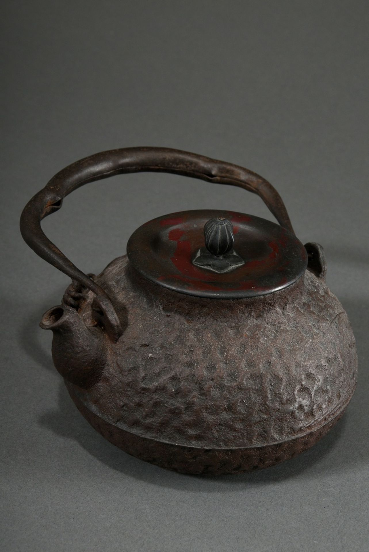 Iron Tetsubin water kettle "Two crabs and sedge", bronze lid signed inside, Japan 19th/20th c., h. - Image 4 of 9