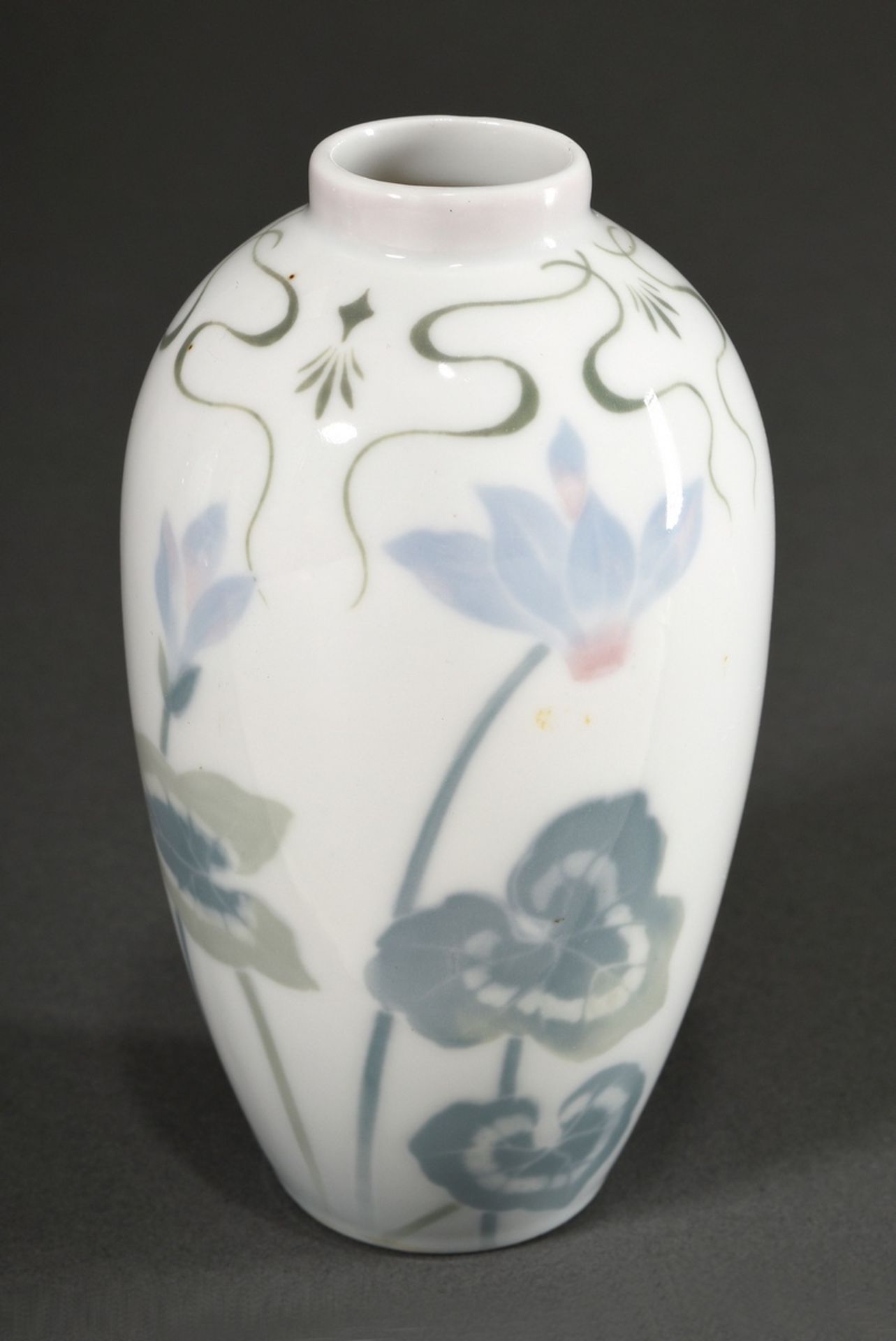 Rosenthal Jugendstil Vase in ovoider Form mit kurzem Hals, schauseitig in pastosen Unterglasurfarbe