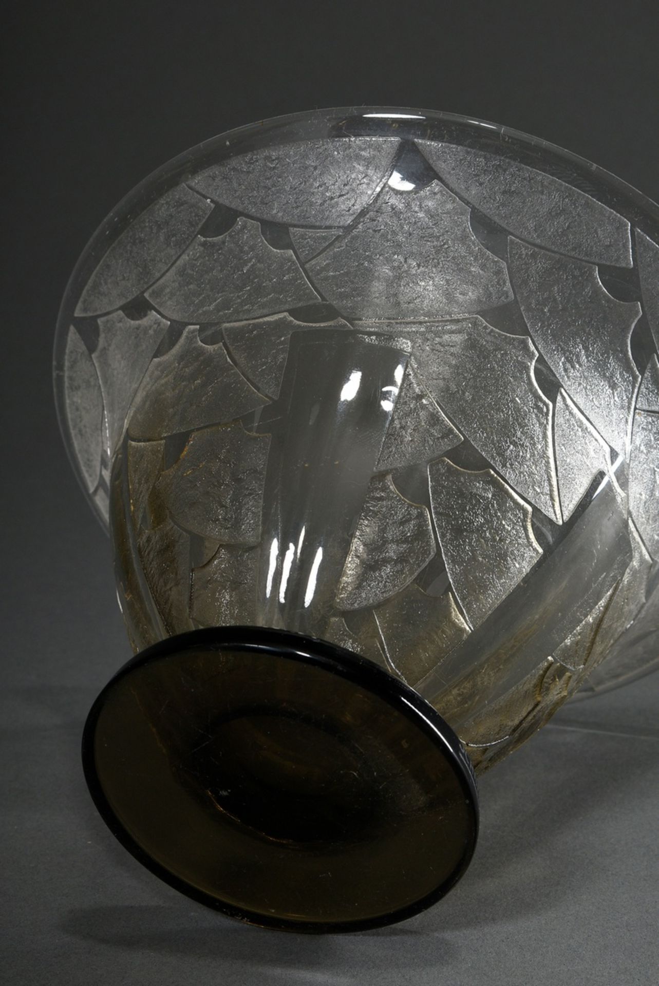 Art Deco bowl with abstract etched decoration on the wall and smoked glass foot, sign. Schneider, N - Image 3 of 4
