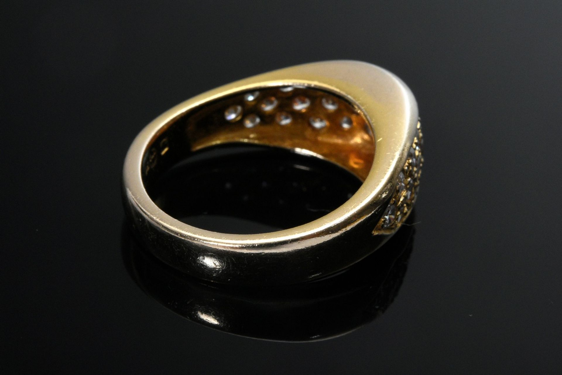 Gelbgold 750 Ring mit Pavée gefassten Brillanten (zus. ca. 0.90ct/VSI-SI/TW), 7,5g, Gr. 55 - Bild 3 aus 3