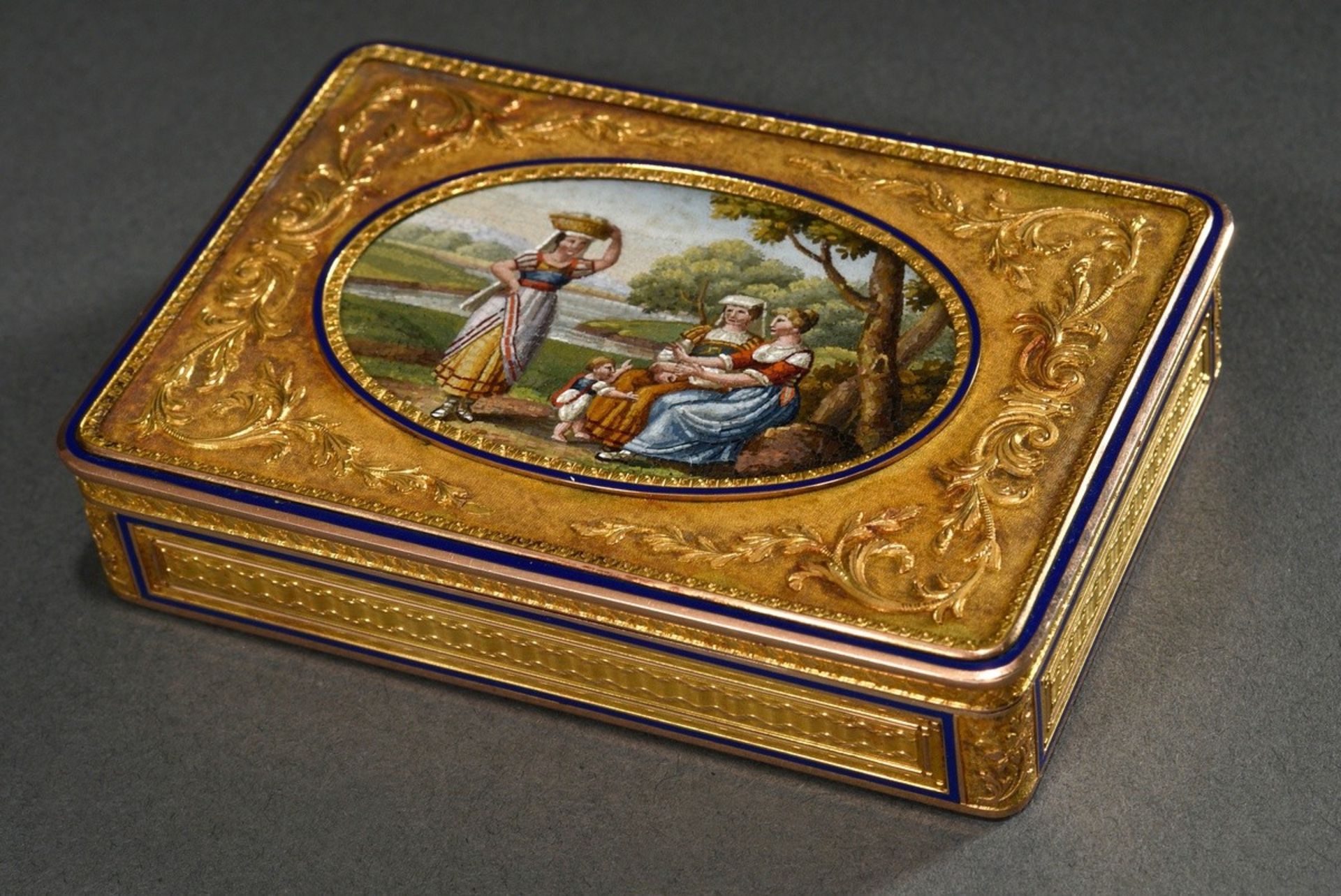 French gold snuff box with oval micromosaic in the lid "Three Italian women with child in front of  - Image 2 of 2