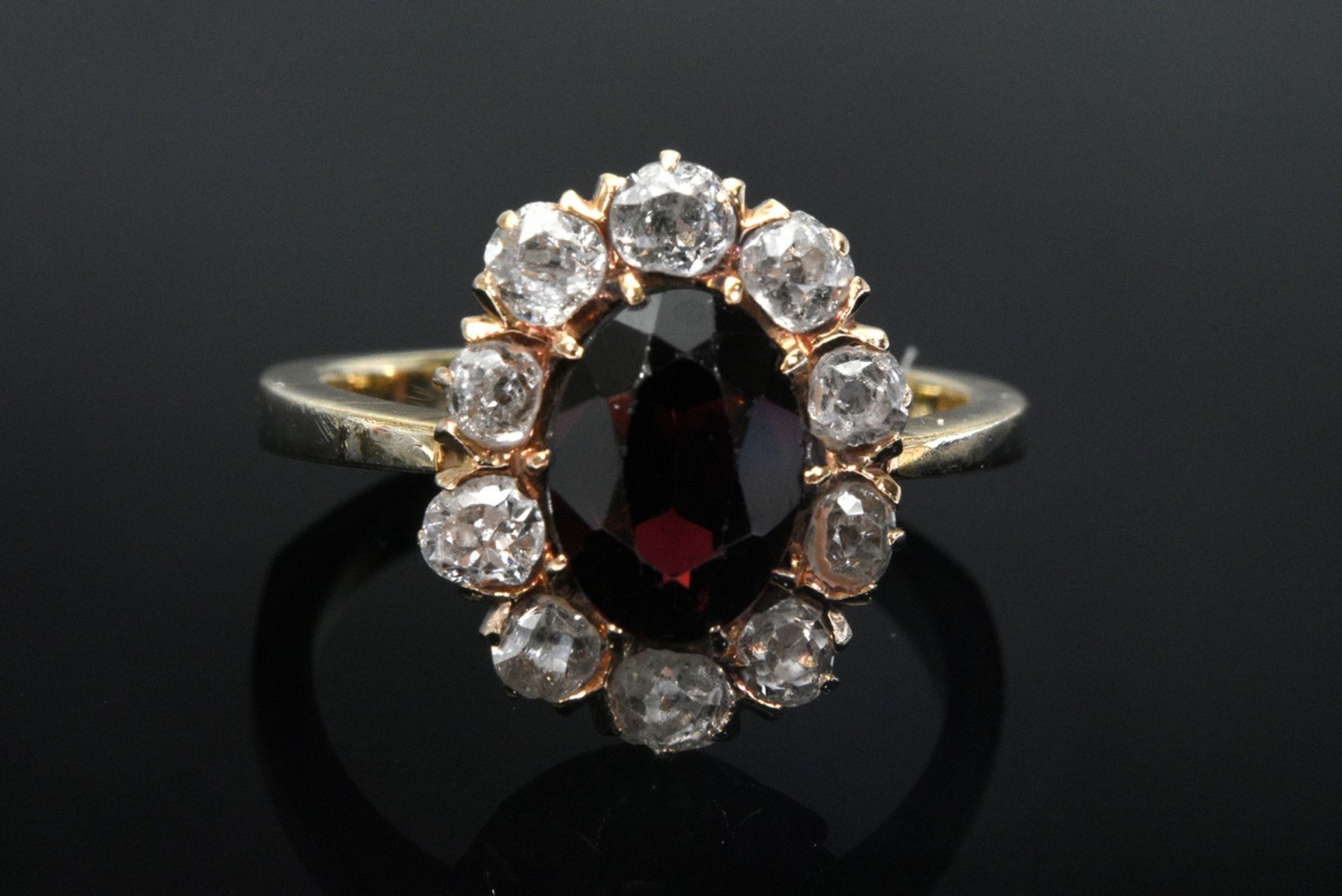 Gelbgold 585 Entourage Ring mit Almandin in Altschliffdiamantkranz (zus. ca.0.60ct/P/TCR-CR), 4,2g, - Bild 3 aus 4