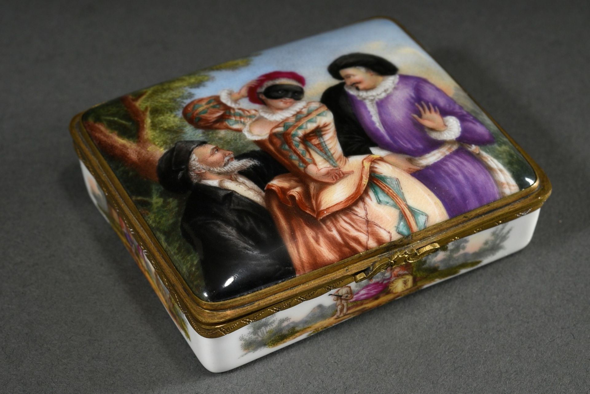 Porcelain tabatiere with format-filling Commedia dell'Arte depiction "Dottore, Colombina and Scaram