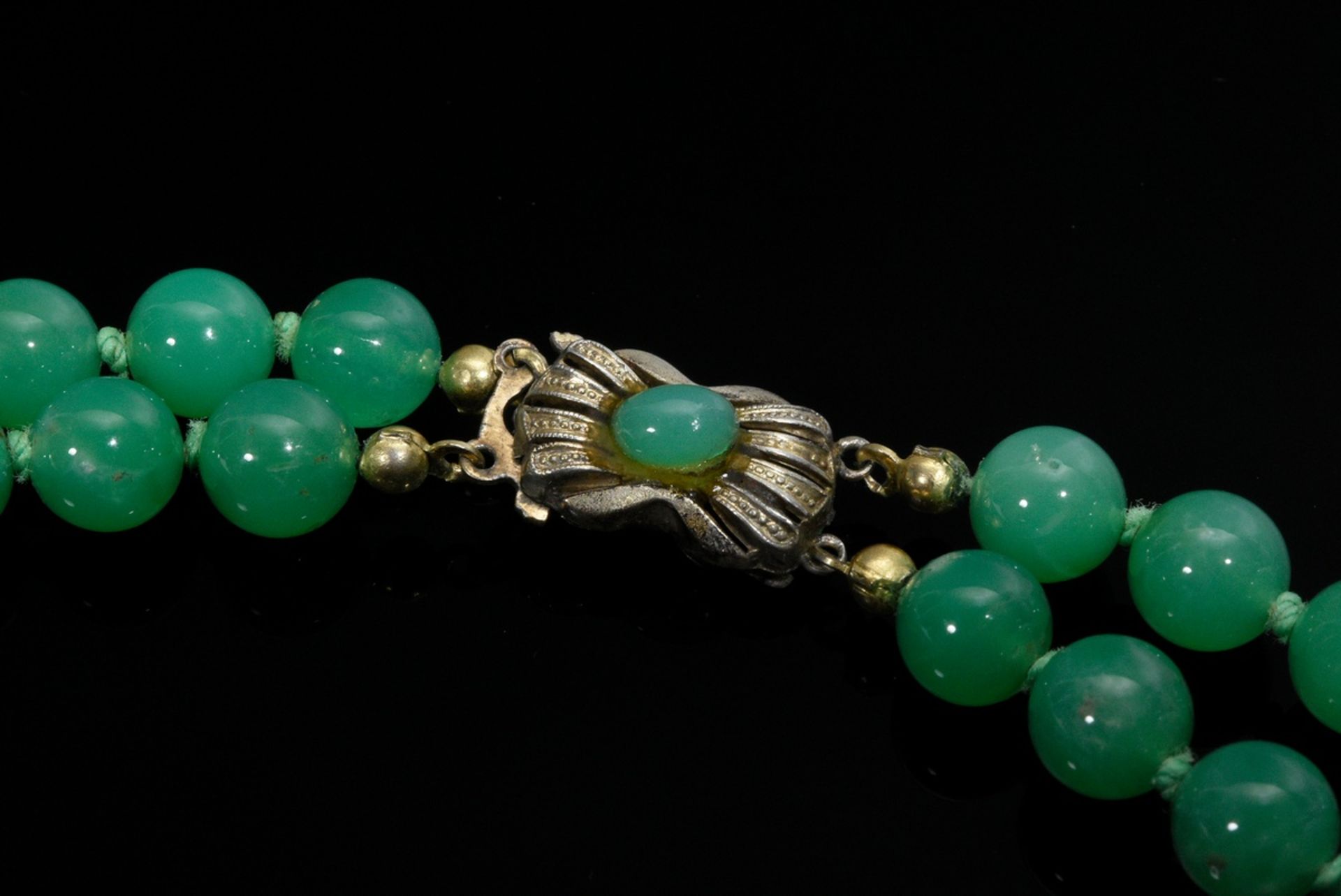 4 Various pieces of chrysoprase jewelry: double row necklace with gold plated silver 835 clasp (91, - Image 3 of 4