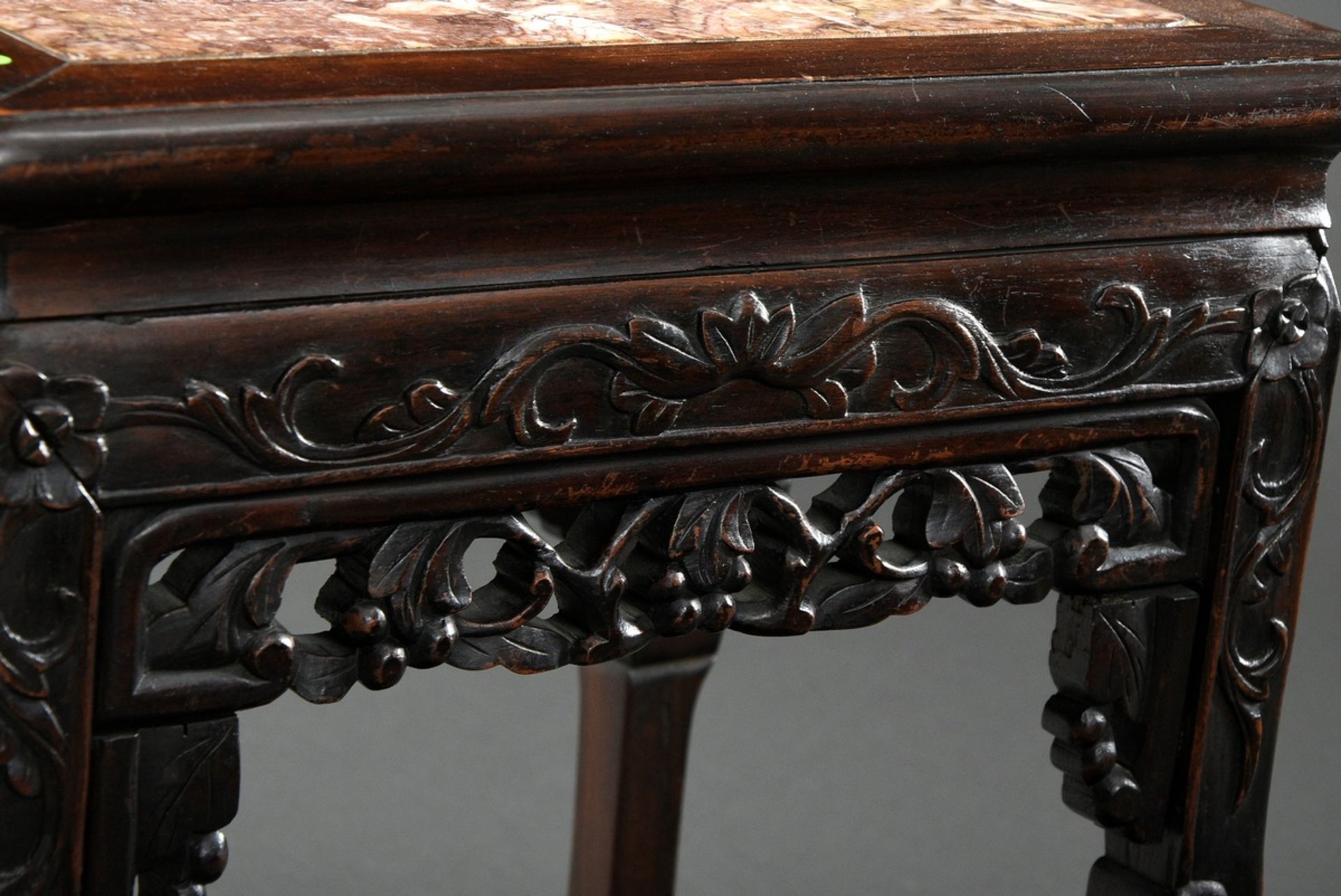 Chinese stool with floral carved blackwood frame and reddish marble top, around 1900, 47,5x41x30,5c - Image 3 of 3