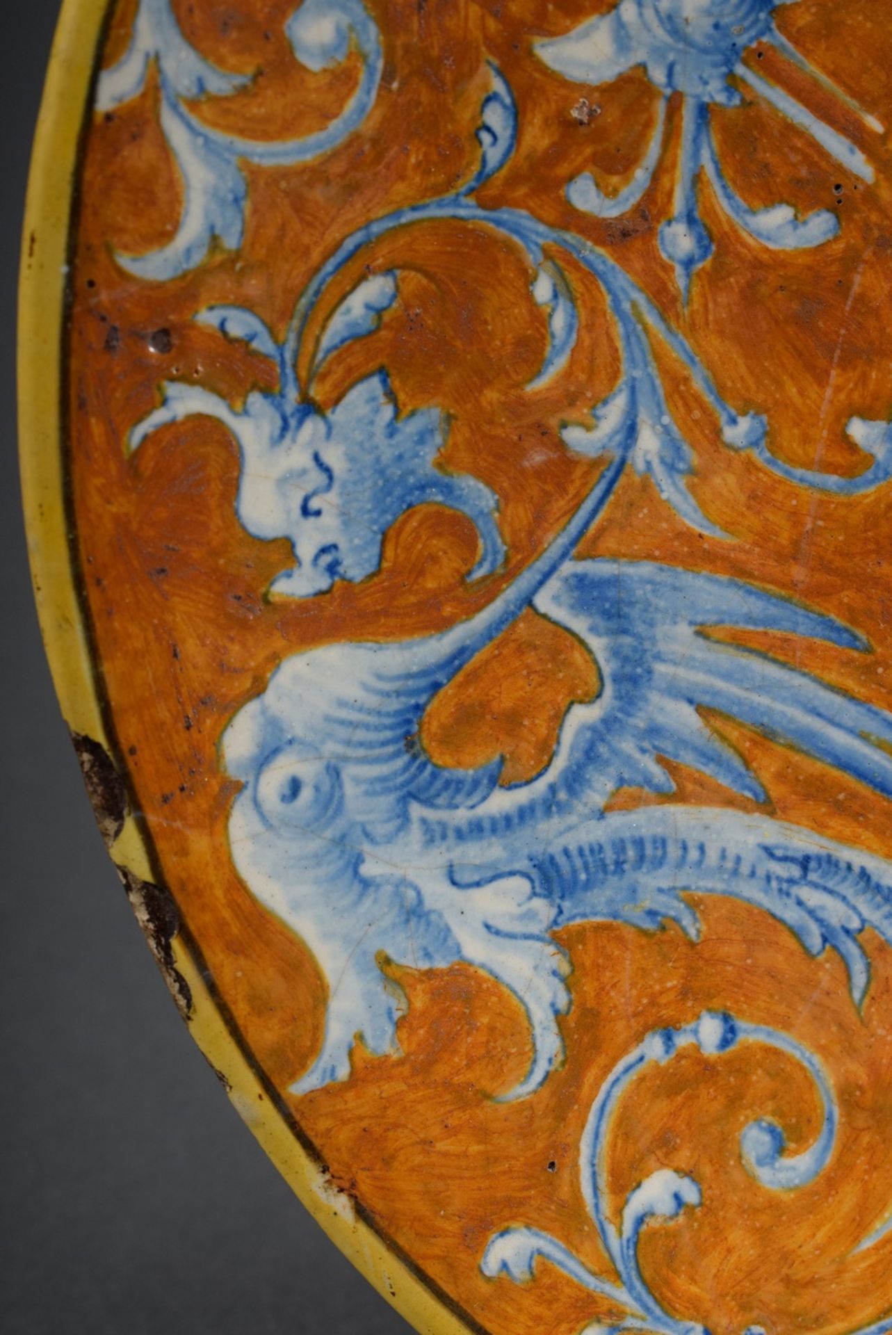 Italienischer Majolika Teller mit Groteskendekor und Wappenschild „Fünf Fleur-d-lis auf blauem Grun - Bild 4 aus 7
