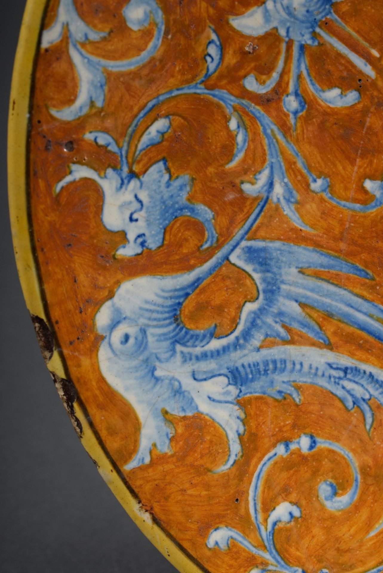 Italian majolica plate with grotesque decoration and coat of arms "Five Fleur-d-lis on a blue groun - Image 4 of 7