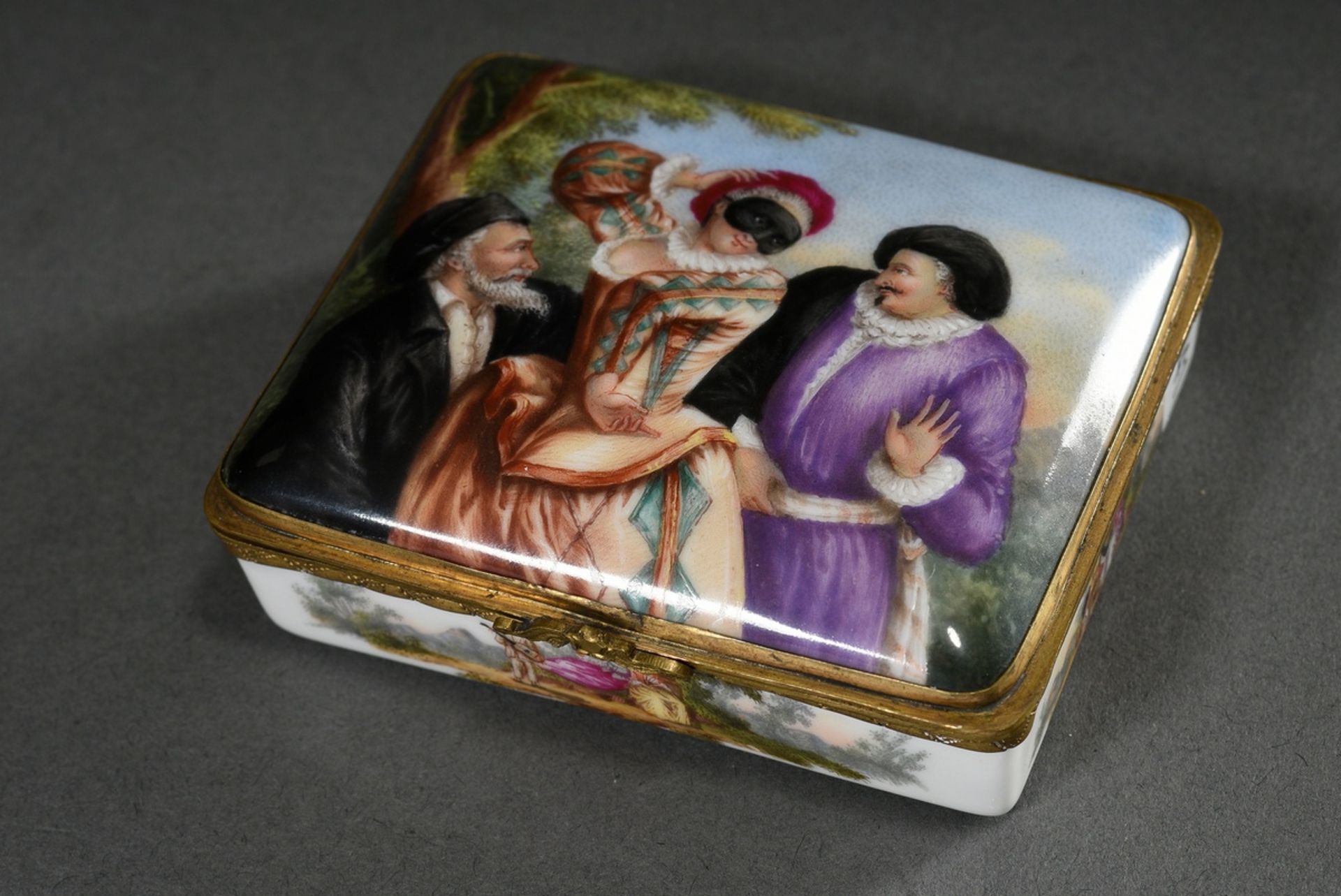 Porcelain tabatiere with format-filling Commedia dell'Arte depiction "Dottore, Colombina and Scaram - Image 2 of 8