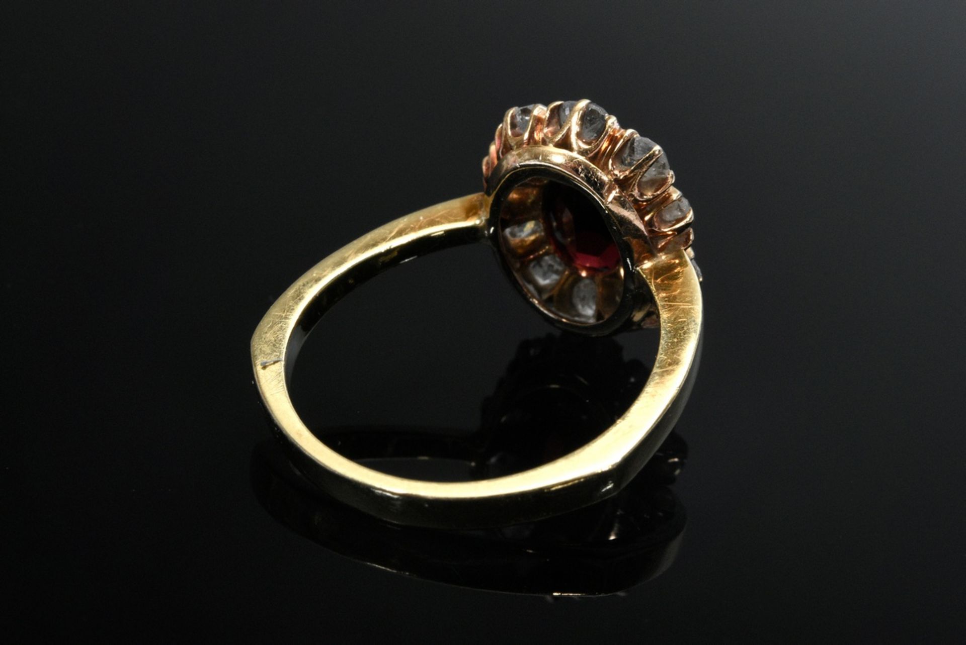 Gelbgold 585 Entourage Ring mit Almandin in Altschliffdiamantkranz (zus. ca.0.60ct/P/TCR-CR), 4,2g, - Bild 4 aus 4