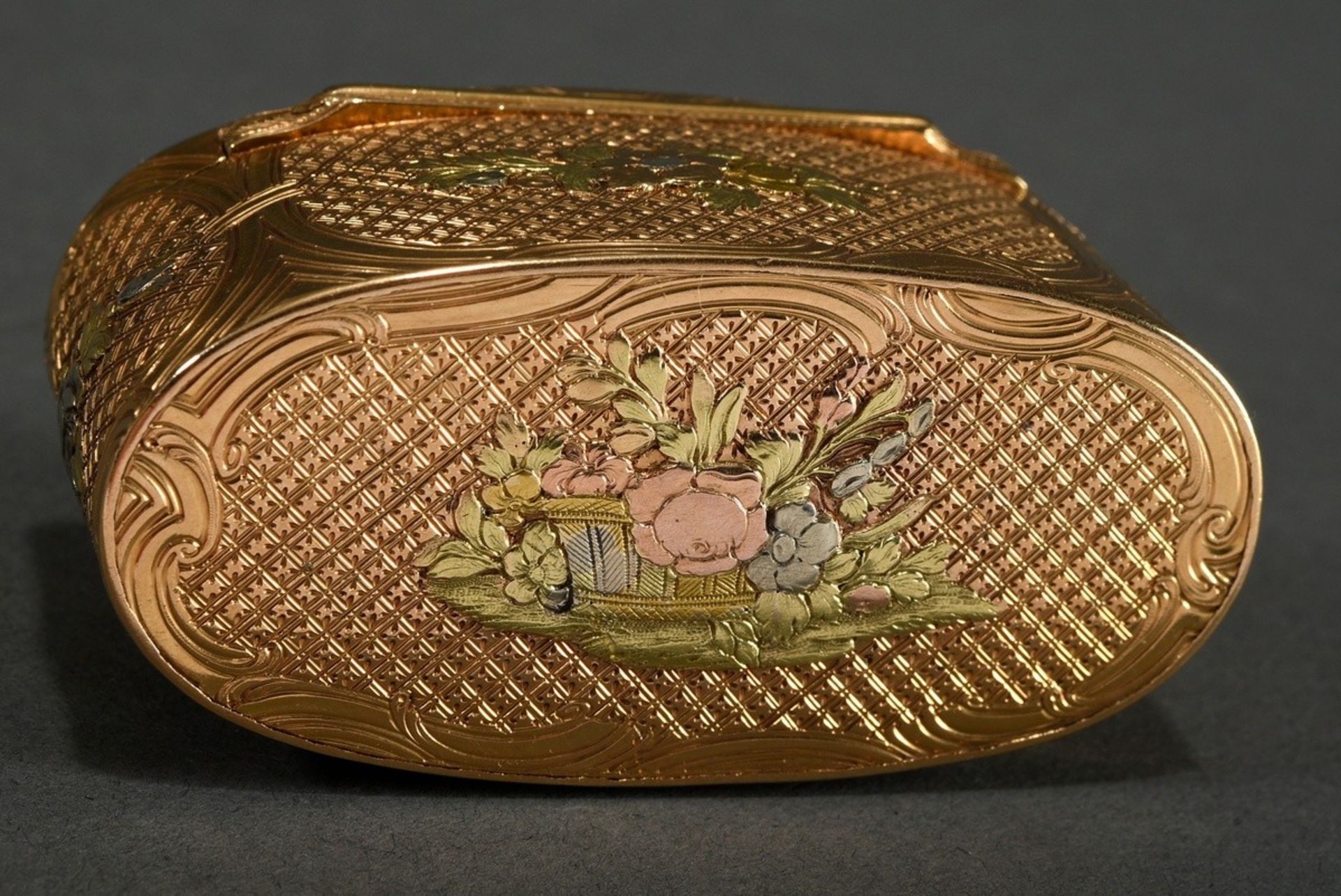 A very fine oval snuff box in tricolour gold, all sides geometrically chased with rocaille cartouch - Image 3 of 8