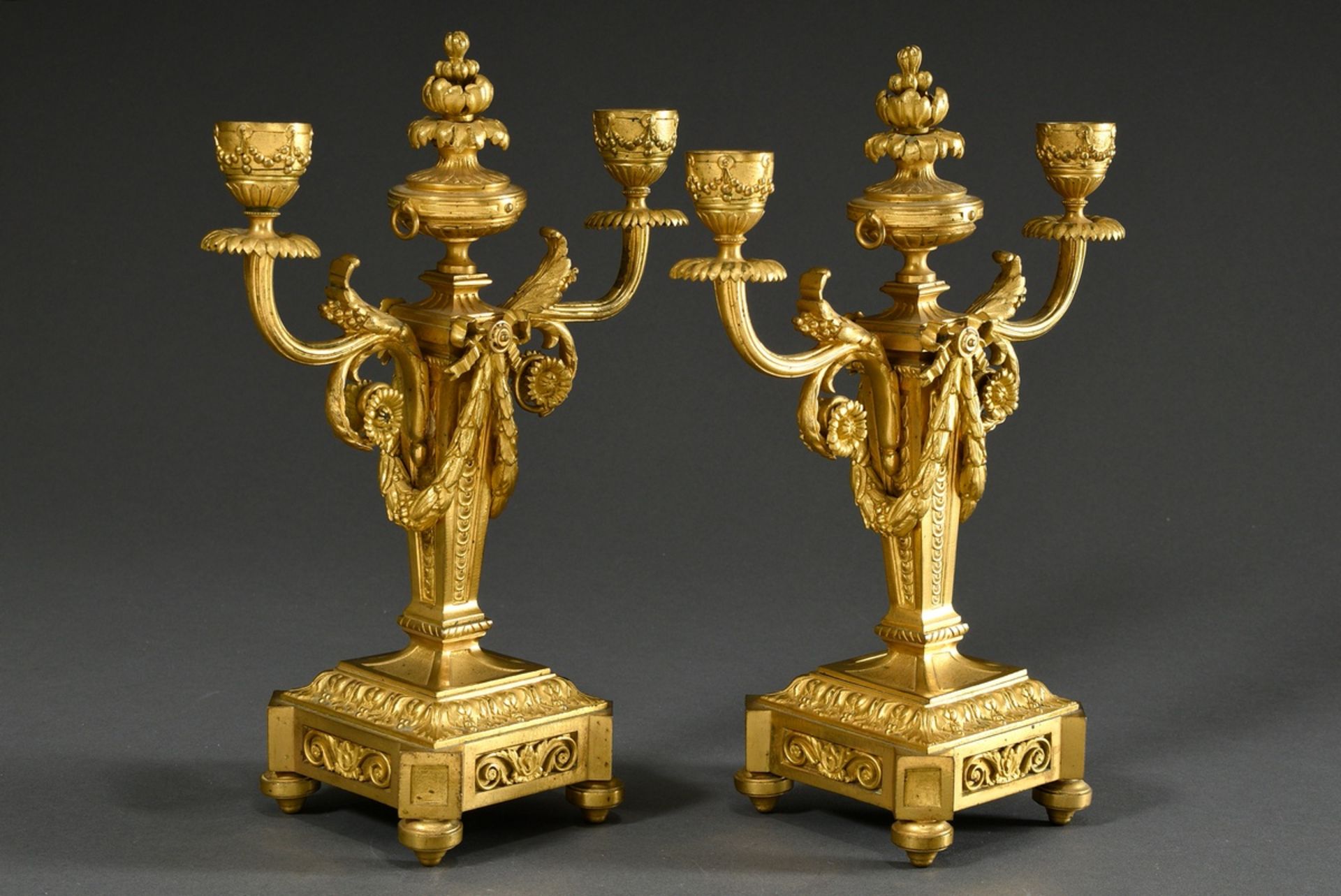 2 Feuervergoldete Bronze Girandolen im Louis XVI Stil in feinster Ausführung, Sockelornamente aufge - Bild 2 aus 5