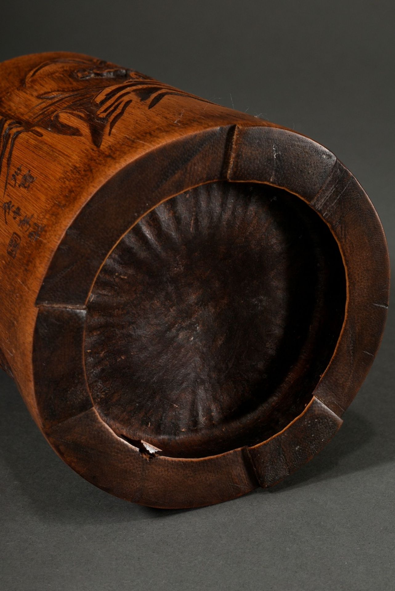 Chinese bamboo brush cup "Scholars in coastal and mountain landscape under pines", cut in low relie - Image 4 of 4