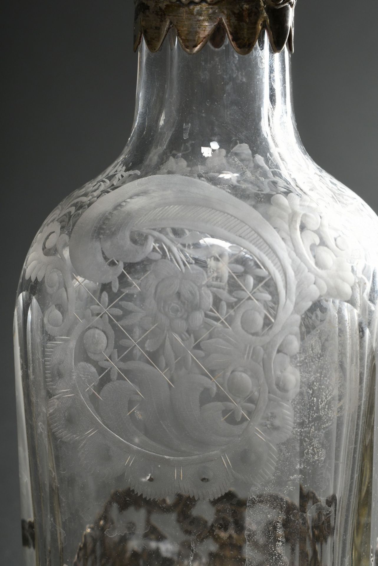 Small angular rum carafe with floral cut glass body in ornamental silver mounting and plastic cork  - Image 4 of 9