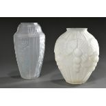 2 Diverse in die Form geblasene Art Deco Glas Vasen mit geometrisch und floral abstrahierten Muster