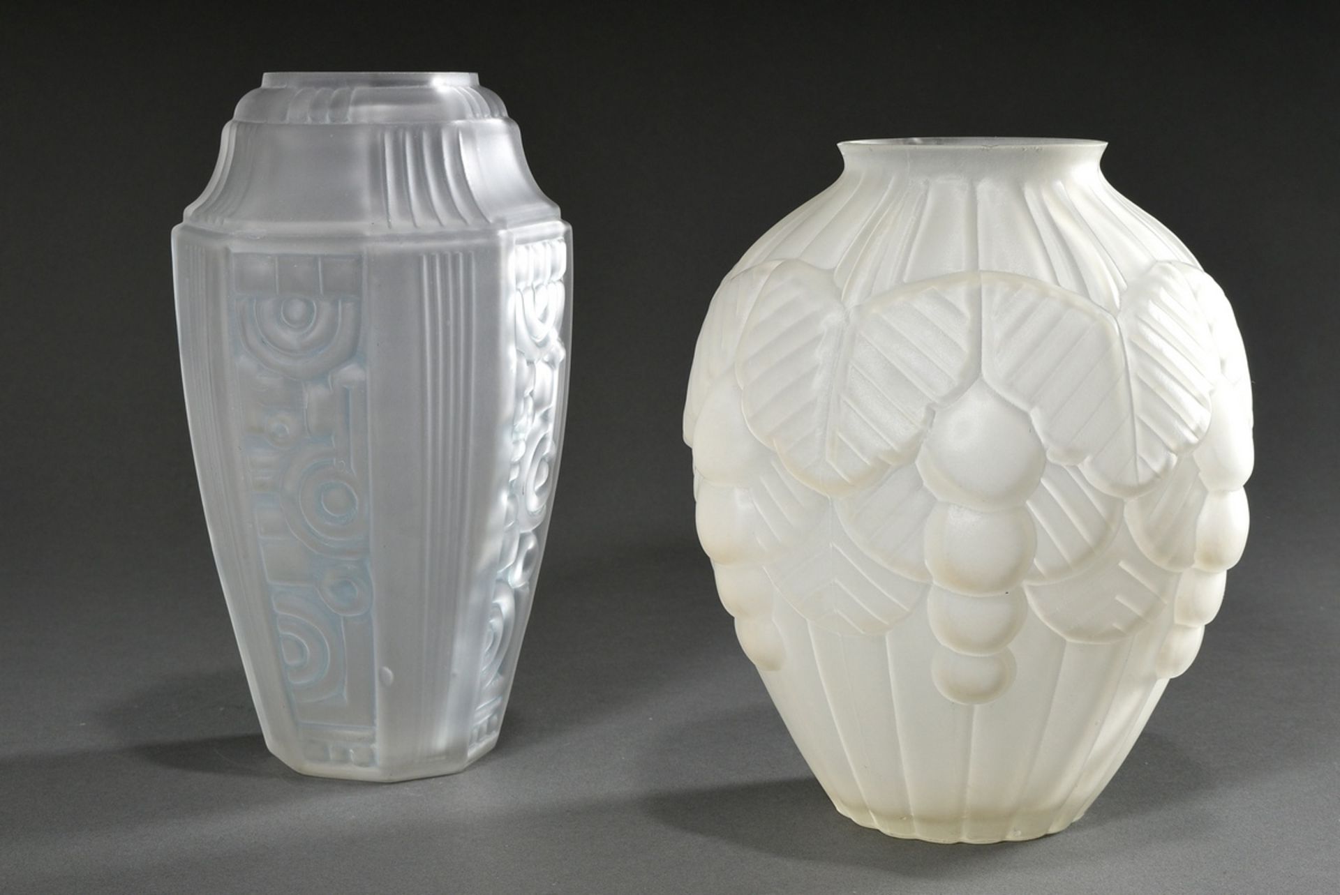 2 Diverse in die Form geblasene Art Deco Glas Vasen mit geometrisch und floral abstrahierten Muster