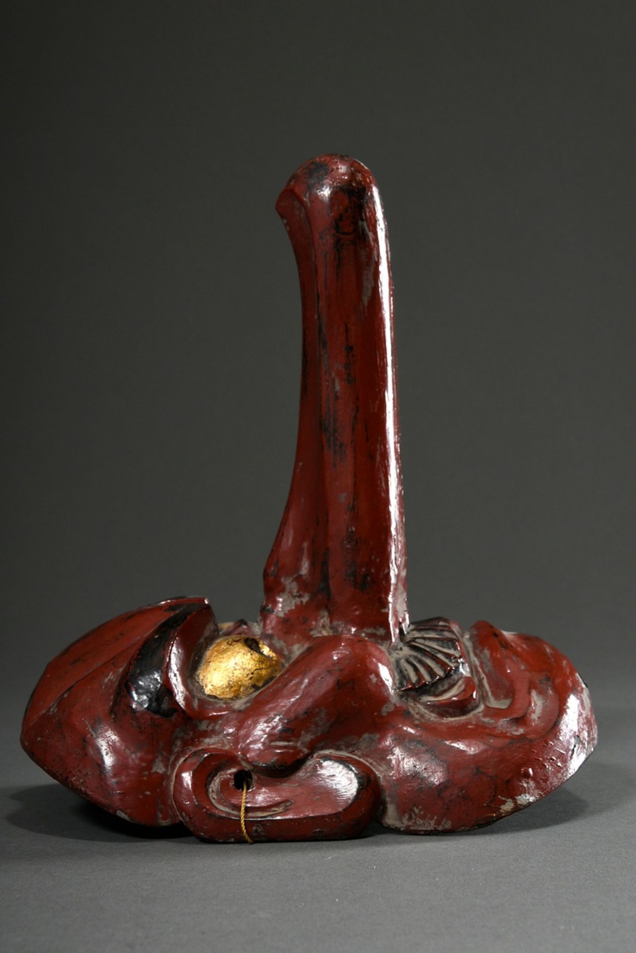 Kagura Maske "Langnasen Tengu", Holz mit roter Lackfassung, Japan, 19.Jh., H. 20,5cm, teilweise bes - Bild 3 aus 5