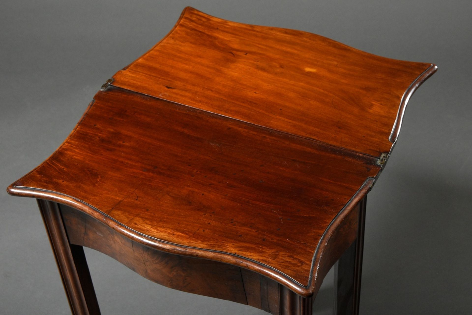 Small English mahogany folding table with straight legs, 70,5x48x27/53,5cm, 19th c. - Image 4 of 4
